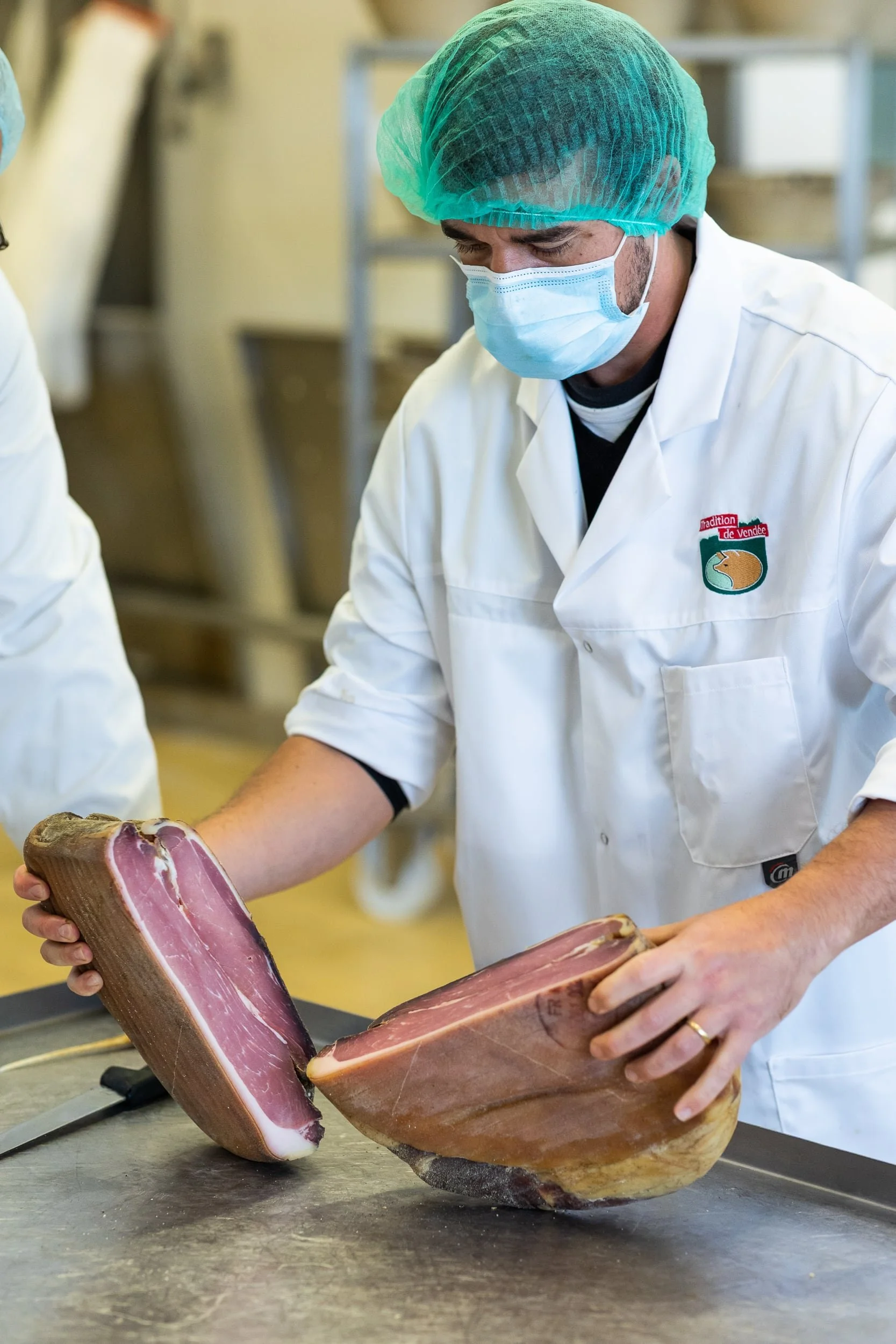 Contrôle qualité du jambon dans l'atelier de fabrication chez Tradition de Vendée.