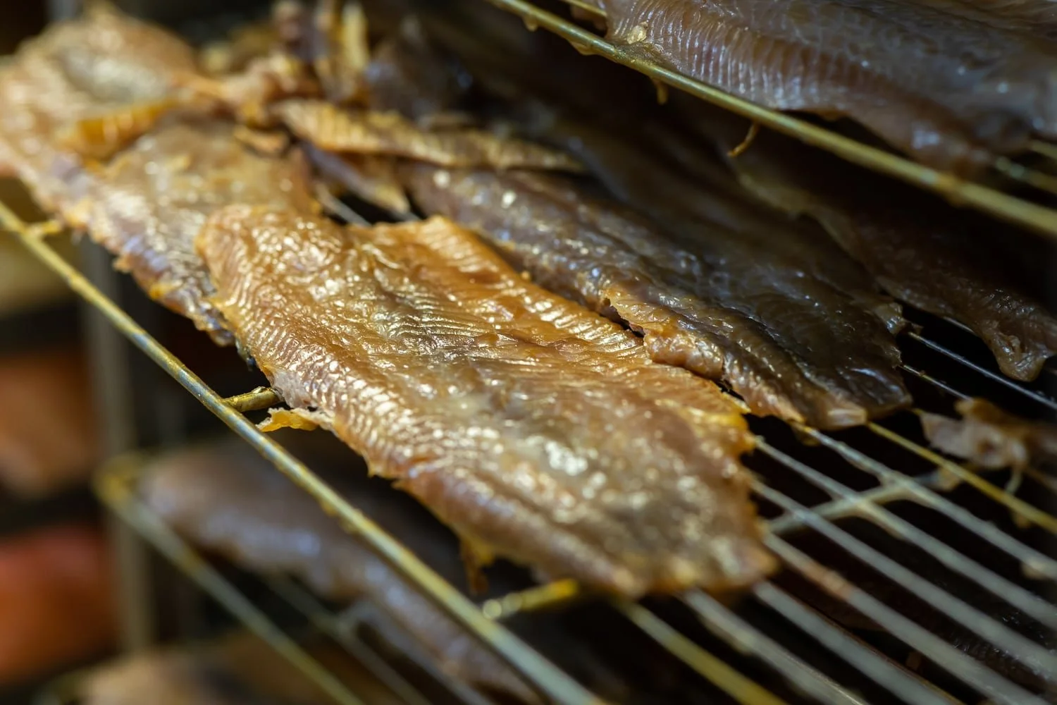 Poisson à la sortie du fumoir artisanal