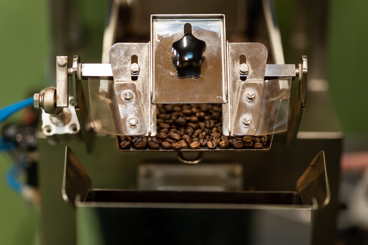 vue de détail du café dans une machine avant l'etape de mise en sachet individuel