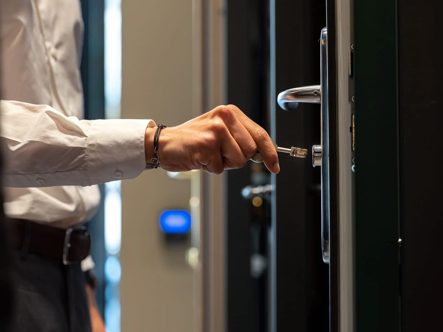 Reportage photo corporate, détail d’une clé et d’une porte sécurisée en boutique spécialisée.