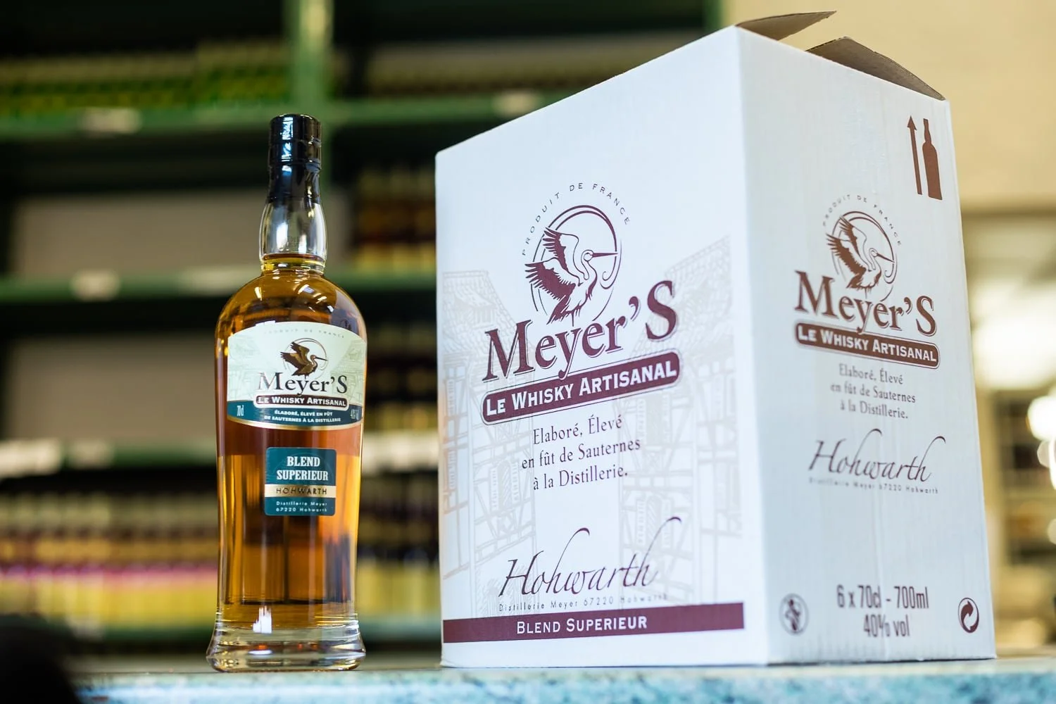 Bouteille de whisky Meyer et son conditionnement dans l'atelier