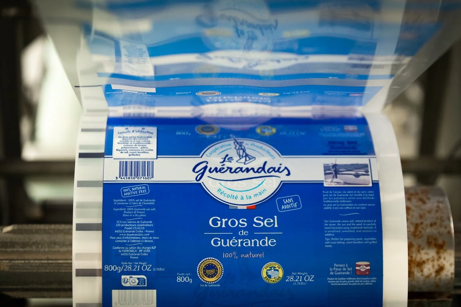 Etiquette du gros sel de Guérande de la coopérative Le Guérandais sur la chaîne de production