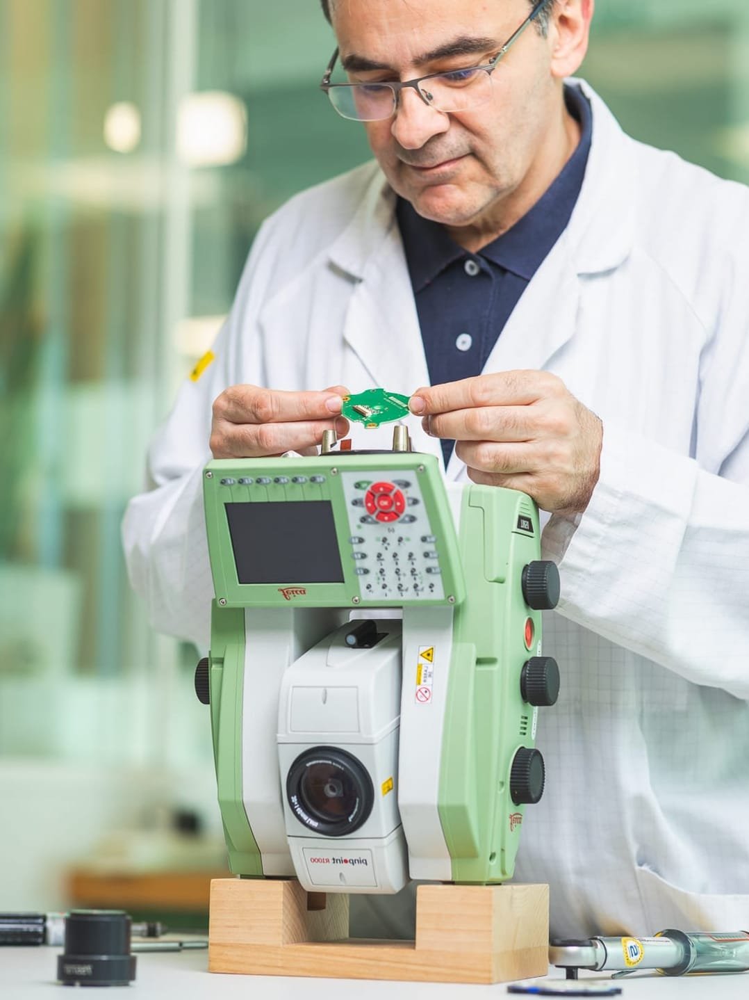 Travail de précision sur un composant mécanique en laboratoire industriel