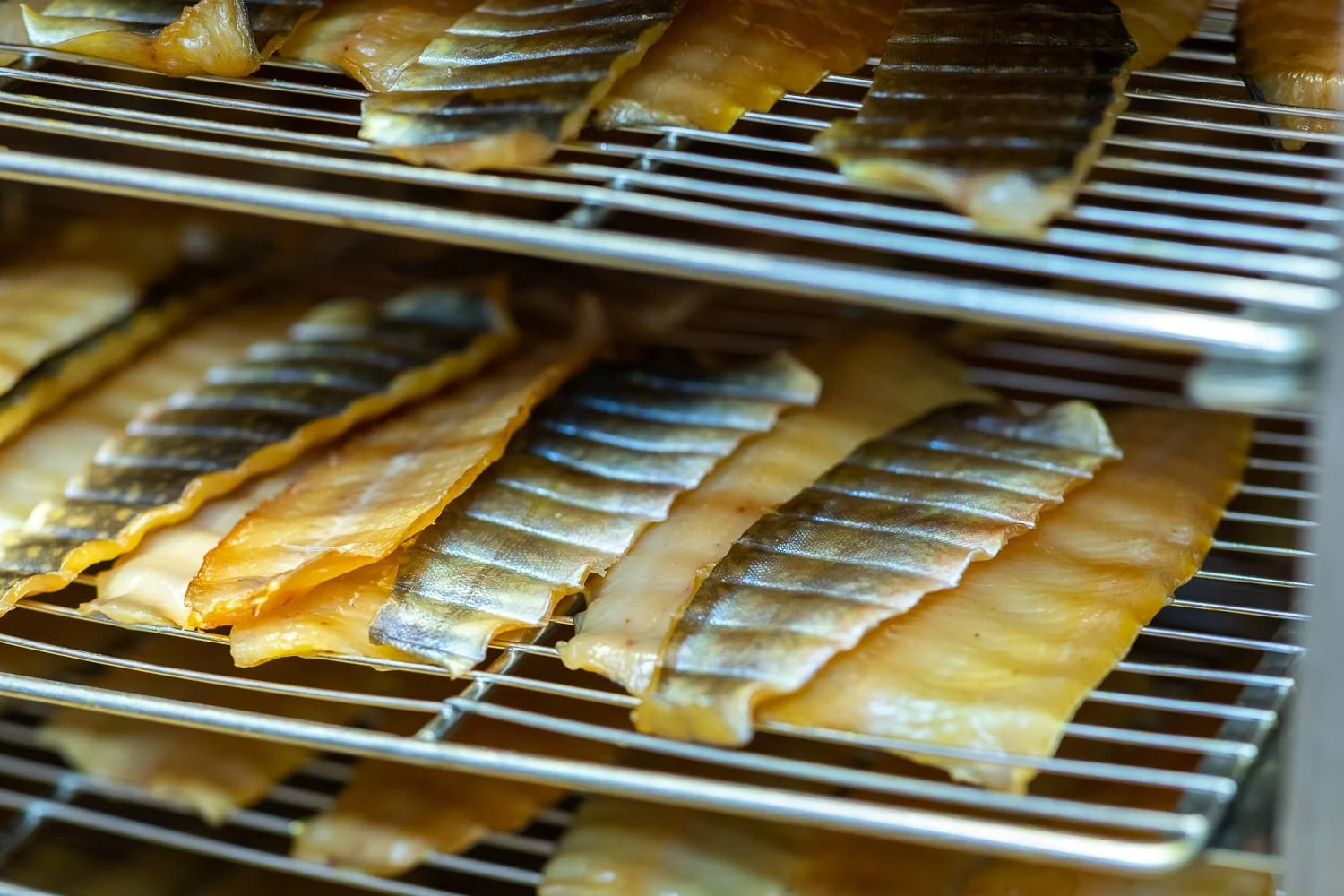 Vue sur des tranches de poissons fumés