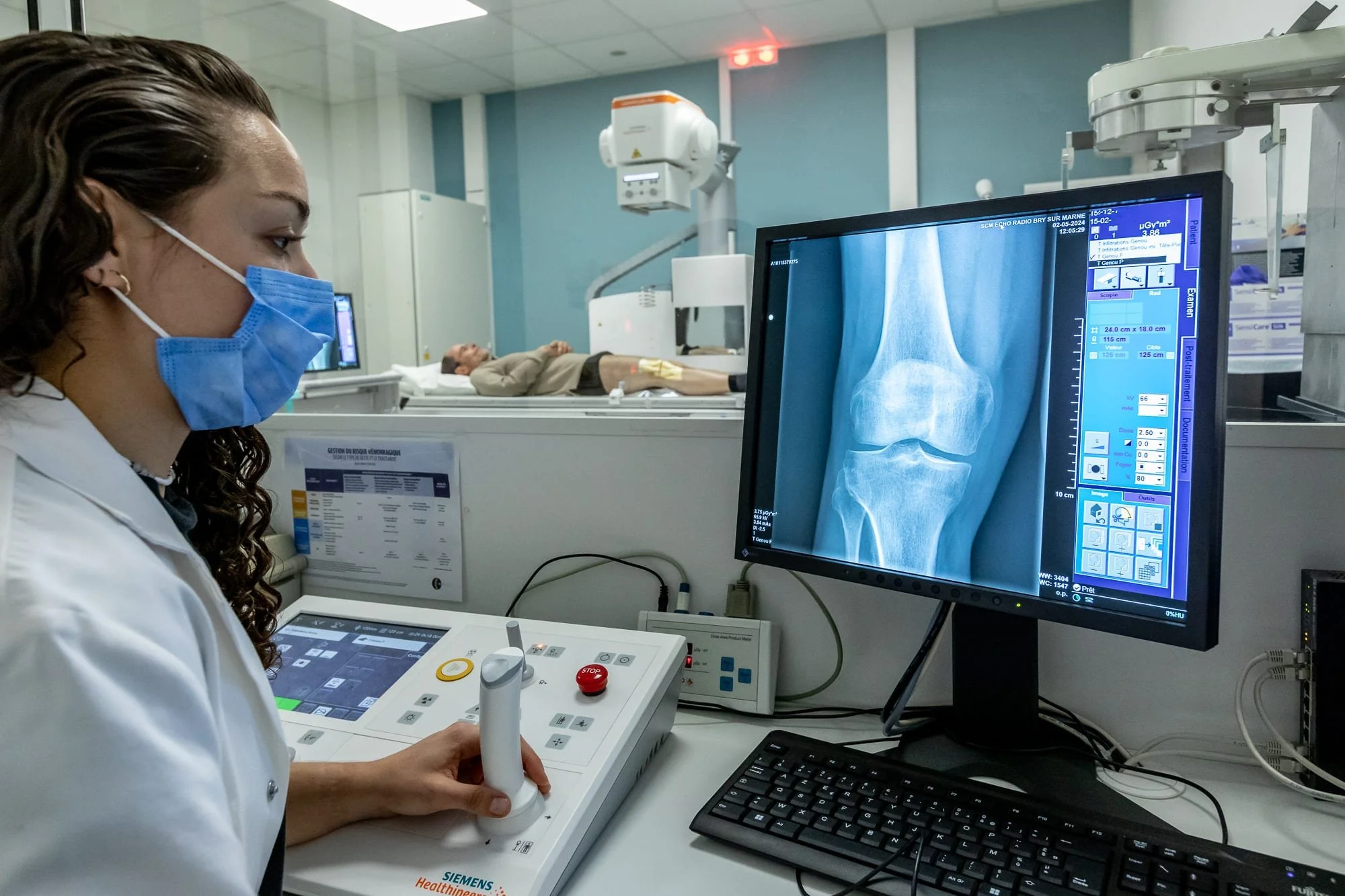 Photographe médical, technicienne en radiologie devant un écran de diagnostic dans un centre d’imagerie médicale.