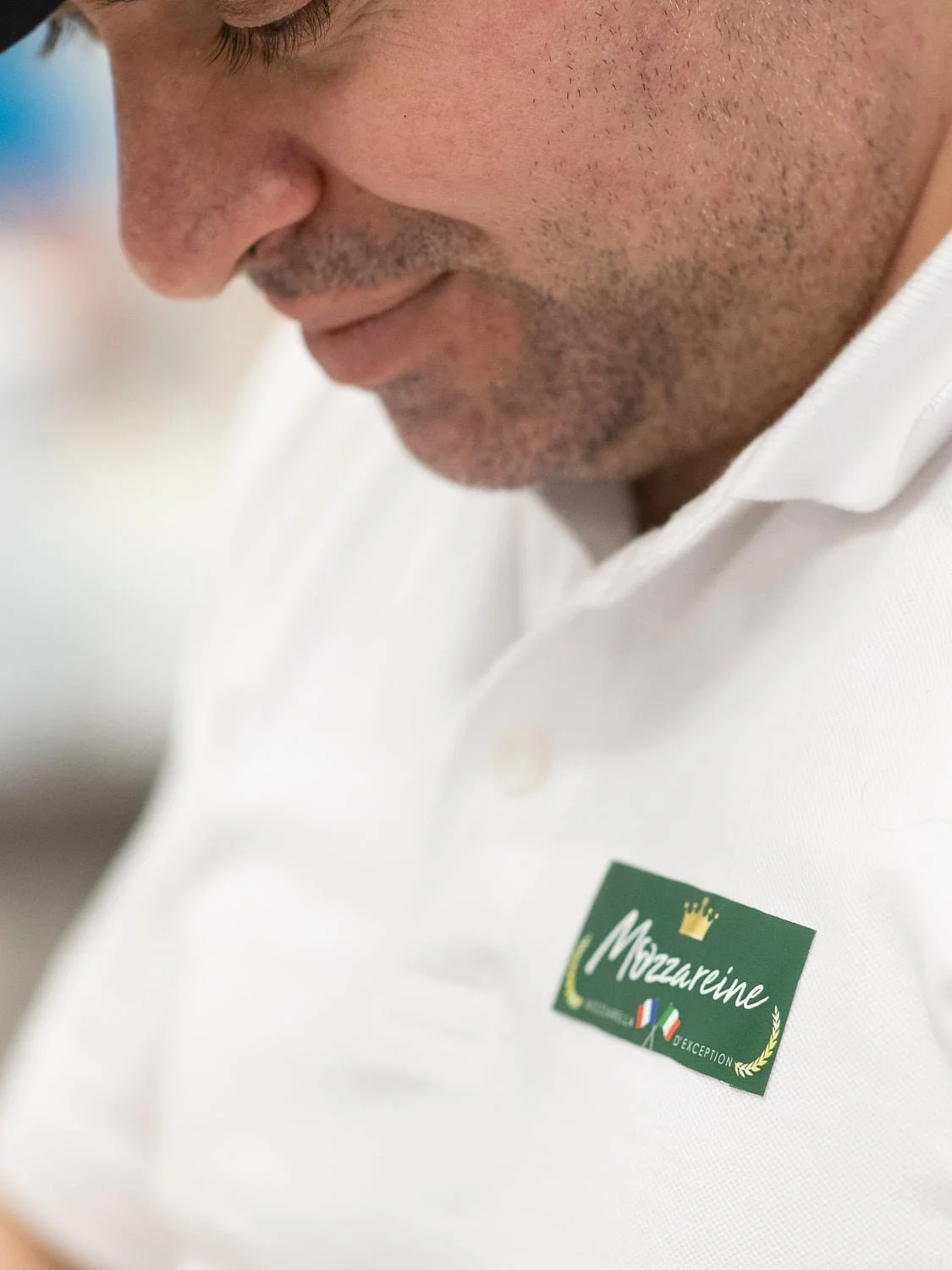 Portrait d’un fromager Mozzareine en activité dans son atelier de production