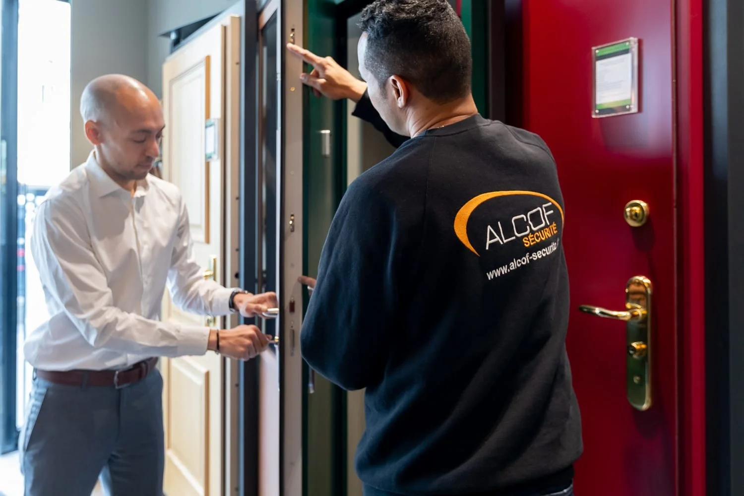 Reportage photo corporate, conseil client en boutique autour des portes blindées et équipements de sécurité.