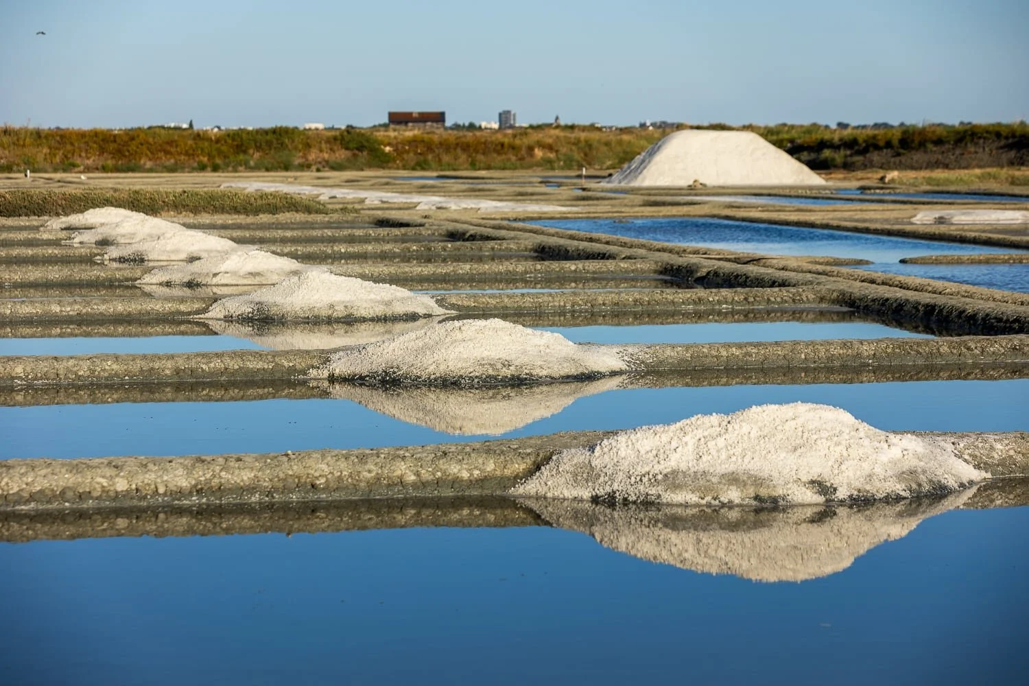 Vue d’ensemble des terrasses et marais salants avec tas de sel de Guérande