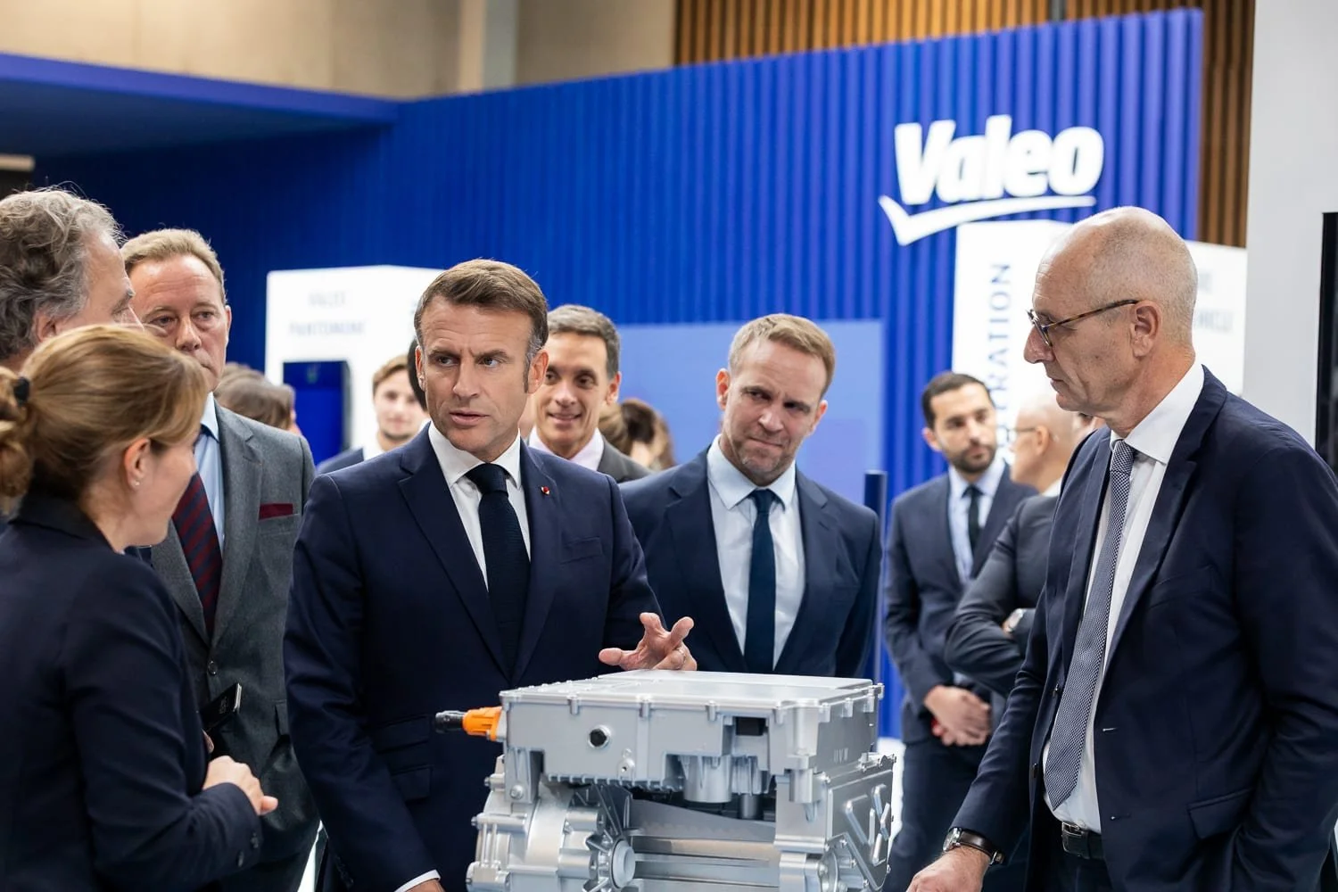 Photographe événementiel à Paris : visite officielle du président Emmanuel Macron sur un stand d'un équipementier automobile français