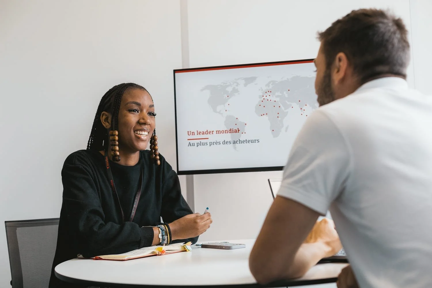 Réunion entre deux employés de bureaix
