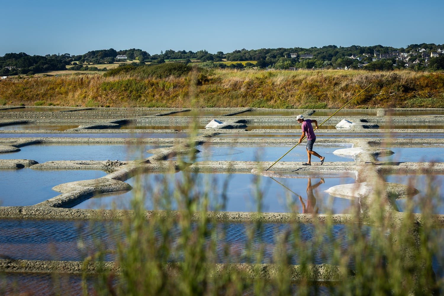 Paludier au travail dans son marais salant à Guérande