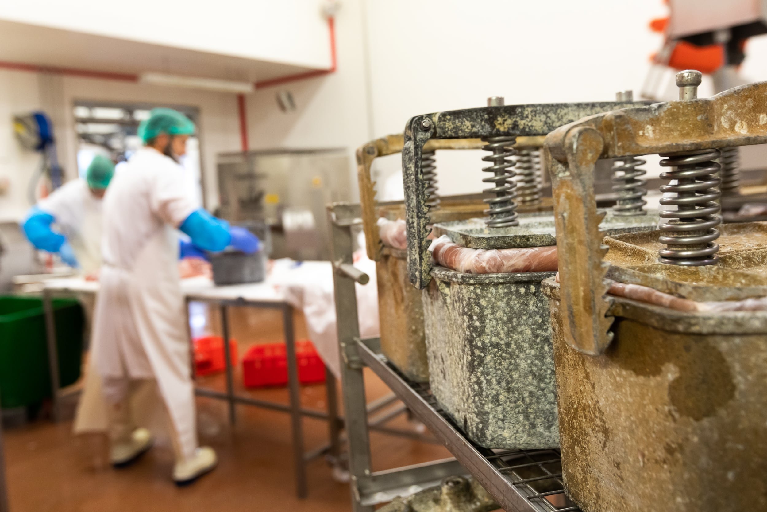 Détail des pressoirs à jambon de l'atelier de fabrication artisanal Tradition de Vendée.