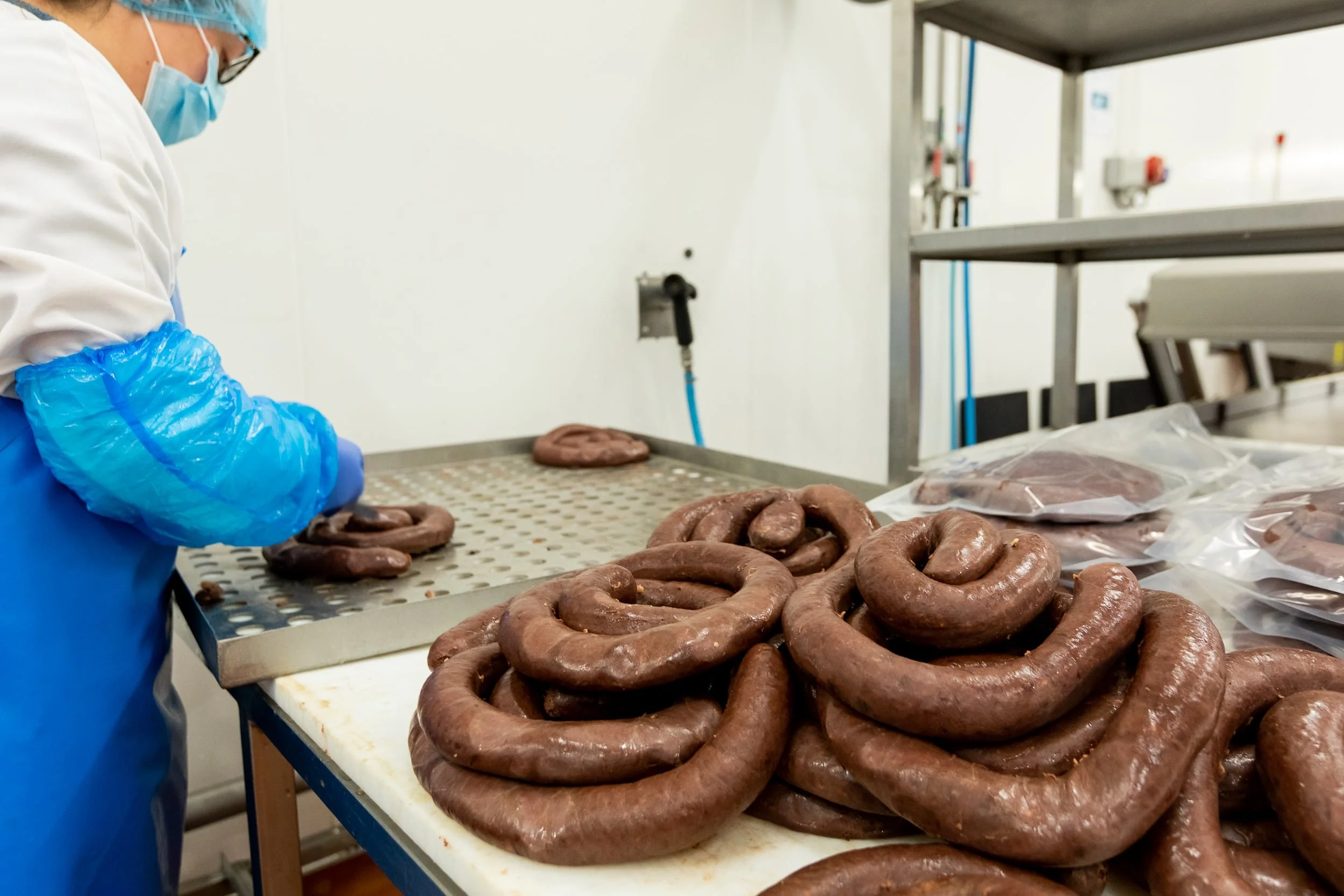 Boudins noirs en préparation chez Tradition de Vendée