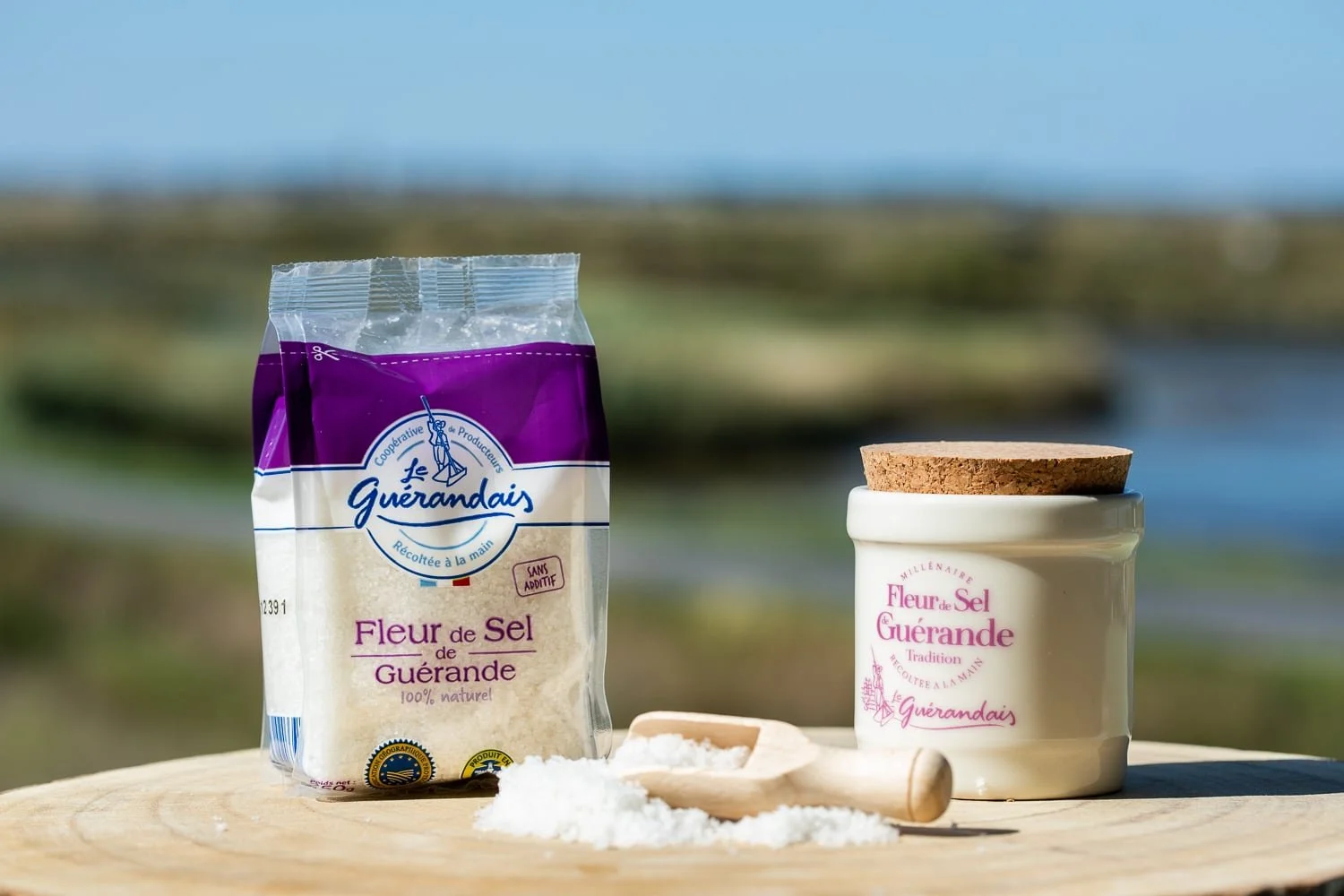 Fleur de sel de Guérande de la coopérative Le Guérandais dans sachet et pot, prêt à la vente