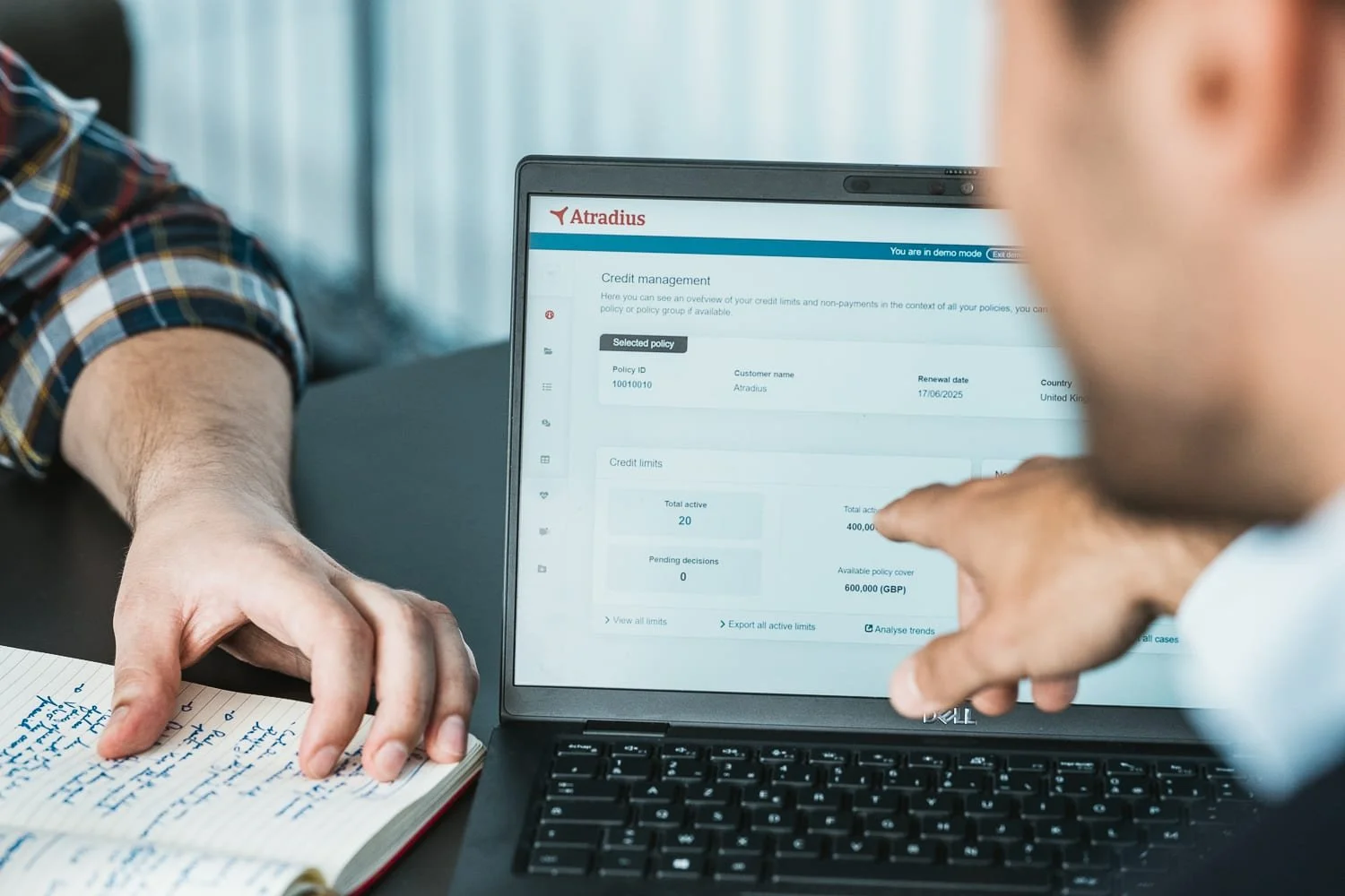 Photographe corporate - illustration d'une scène de travail dans une réunion