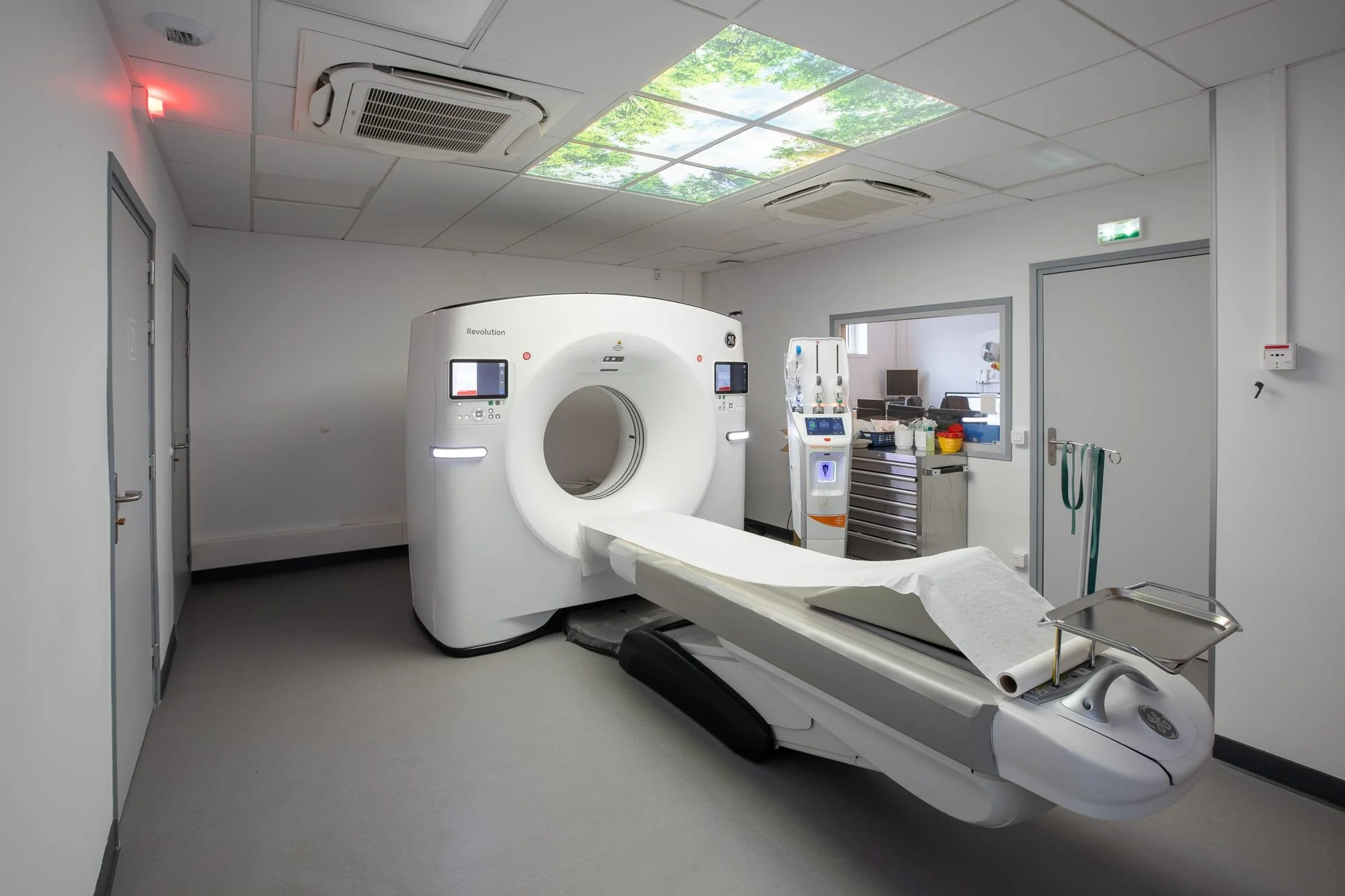 Photographe médical, salle scanner avec équipement d’imagerie médicale dans un centre de radiologie.