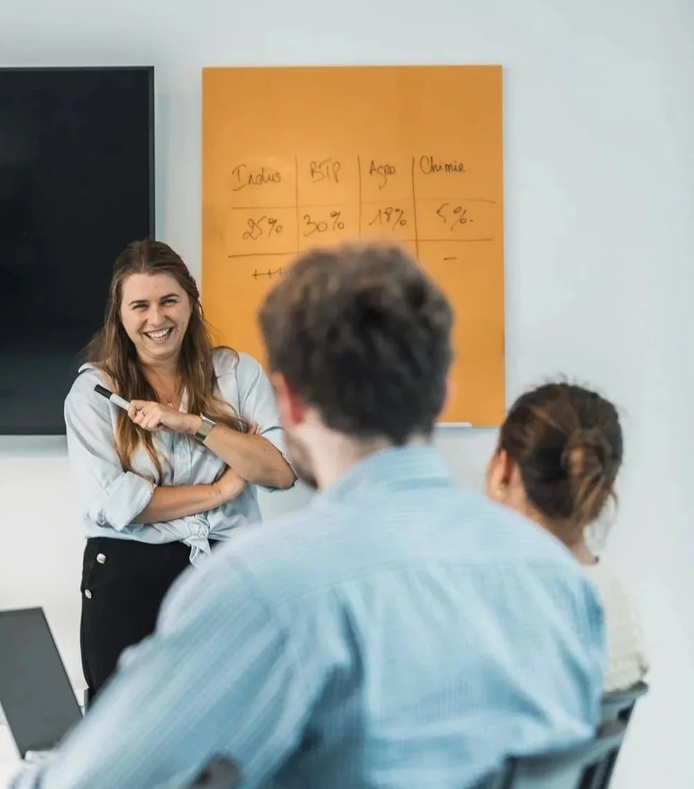 Scène de vie pendant une réunion de travail dans un environnement de bureau