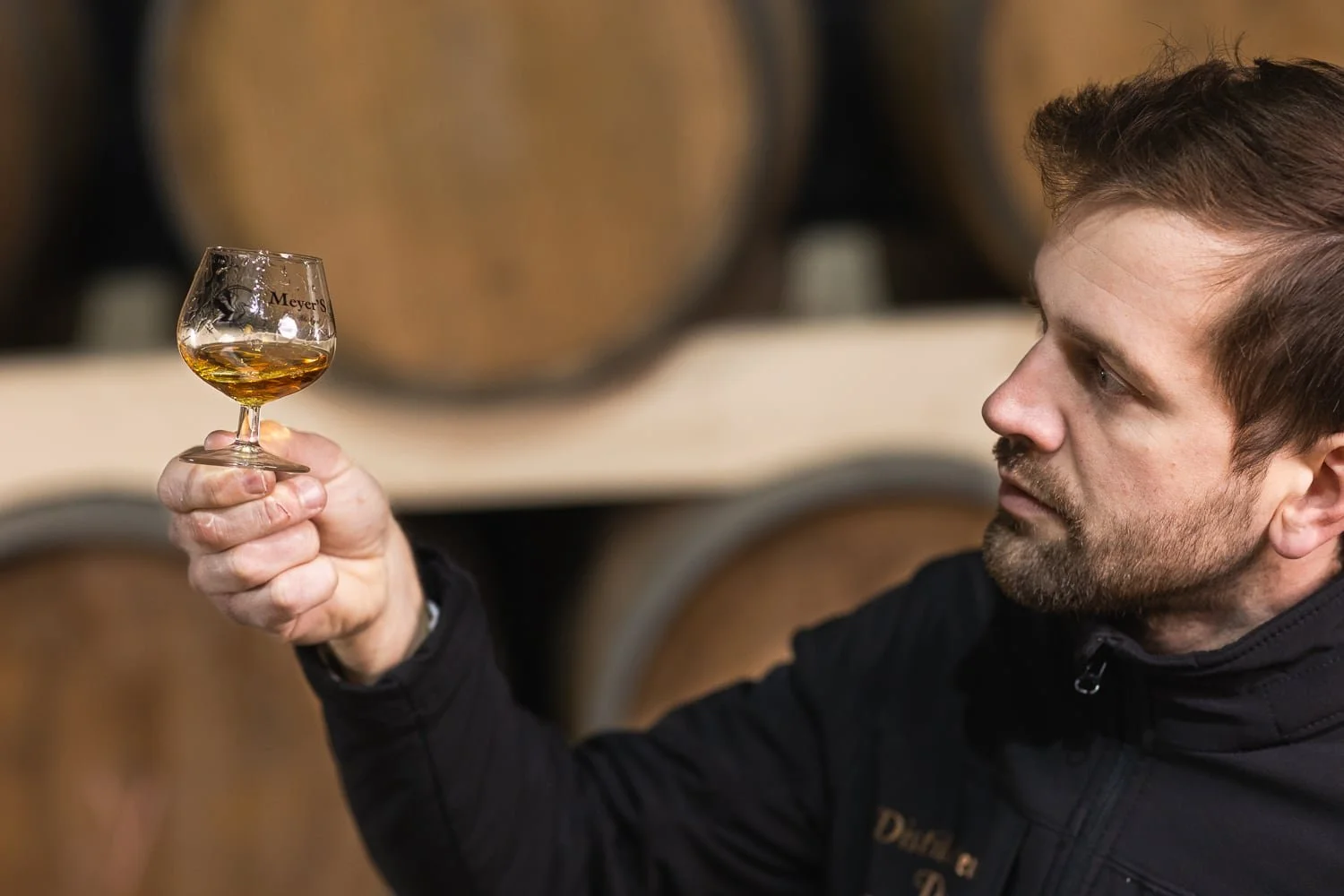 Observation de la couleur et texture d'un whisky artisanal Meyer’s lors d'une dégustation