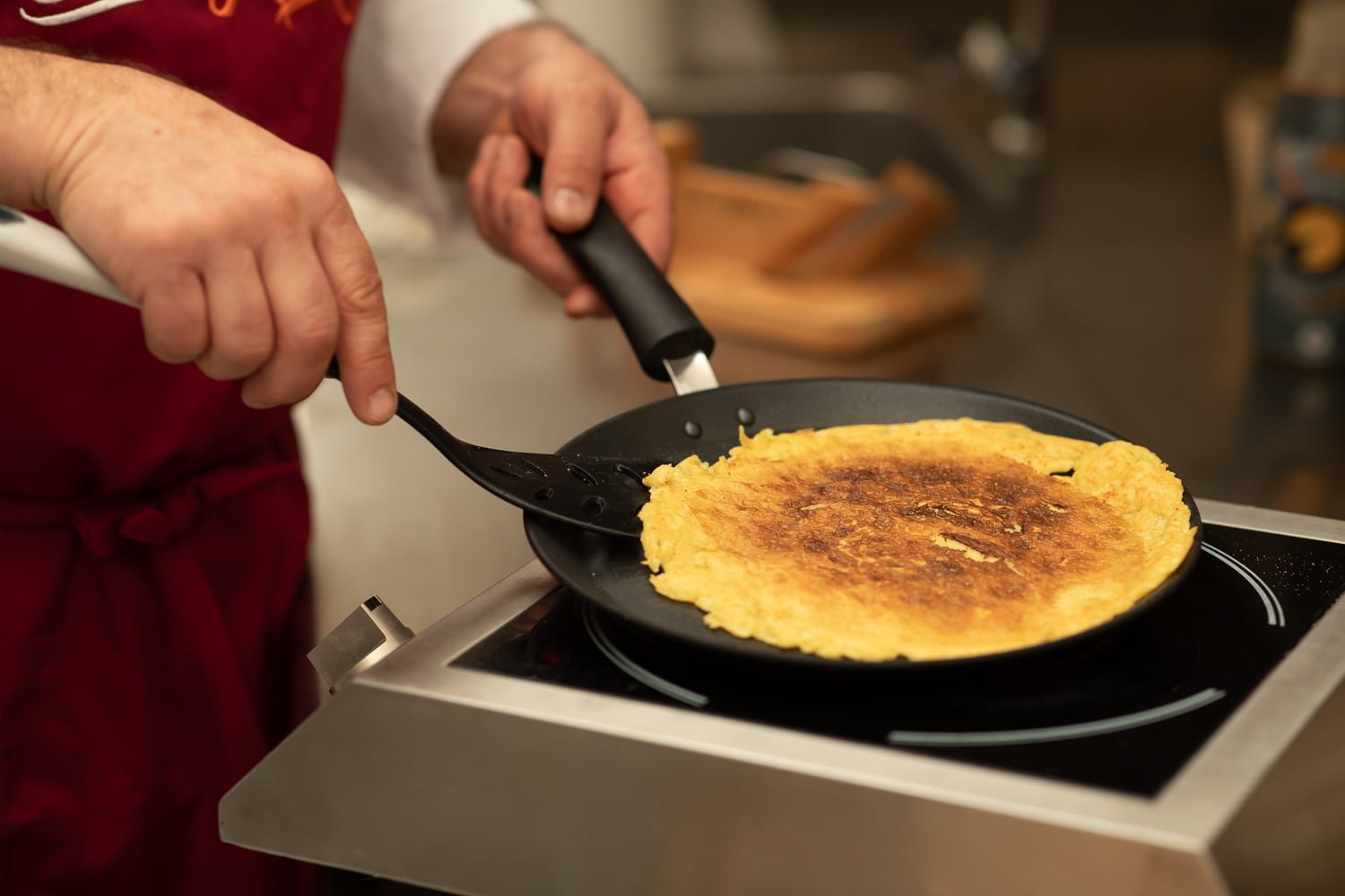Cuisson d'une galette de Socca dans la cuisine de l'atelier de Socca chips
