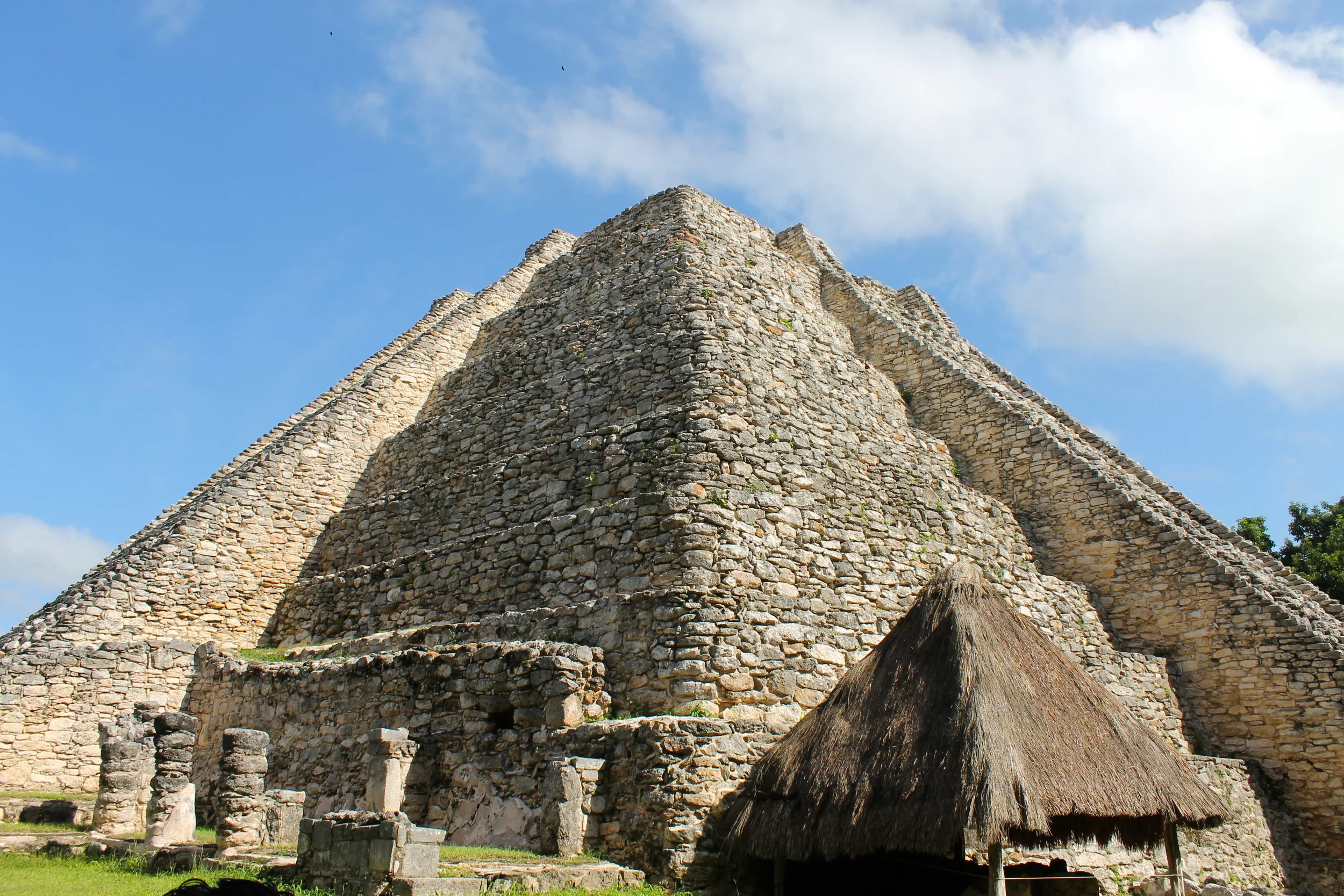 The largest pyramid at the site of Mayapan is very similar to the main pyramid at Chichen Itzá. Probably because it was constructed by the folks from Chichen Itza who left there and came to Mayapan around 1200 AD.