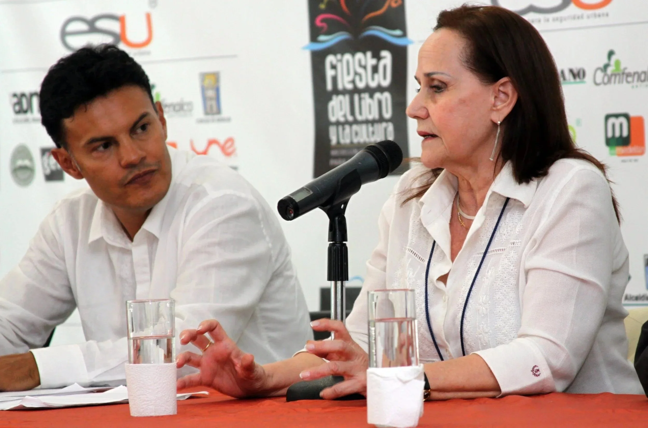 Con Renée Ferrer, Premio Nacional de Literatura de Paraguay, en el Congreso Internacional de Literatura Medellñin Negro de 2010. 