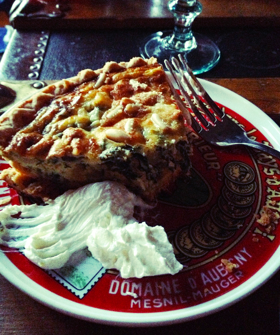 I served my quiche with sour cream, because I personally believe there is nothing that sour cream does not help, but it also tasted lovely just on its own.
