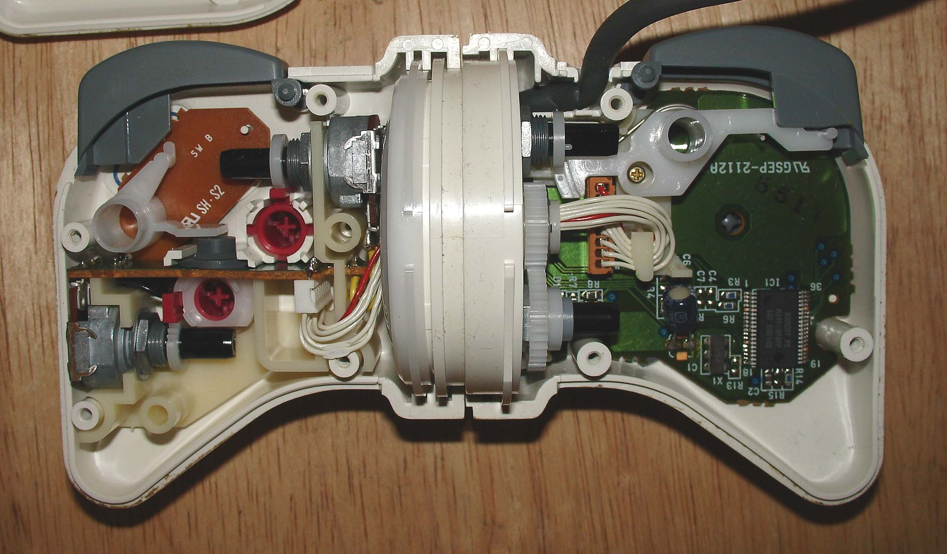 Interior of the first generation NeGcon. Image sourced from Wikipedia. I was surprised not to find rubber bands, as the tension in the control felt as though it was being restricted by direct force.