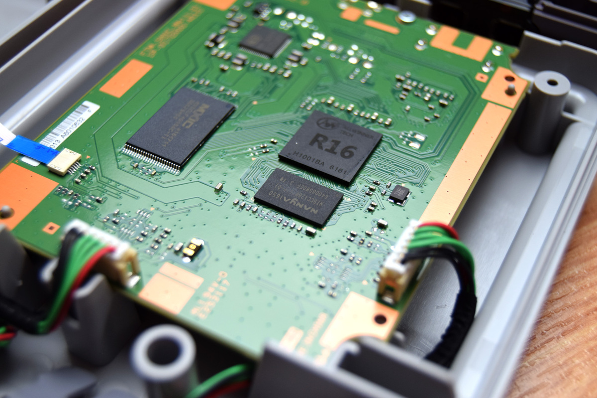 Inside the SNES mini, looks just like the NES mini. Photo courtesy of https://mynintendonews.com/, please visit their site.