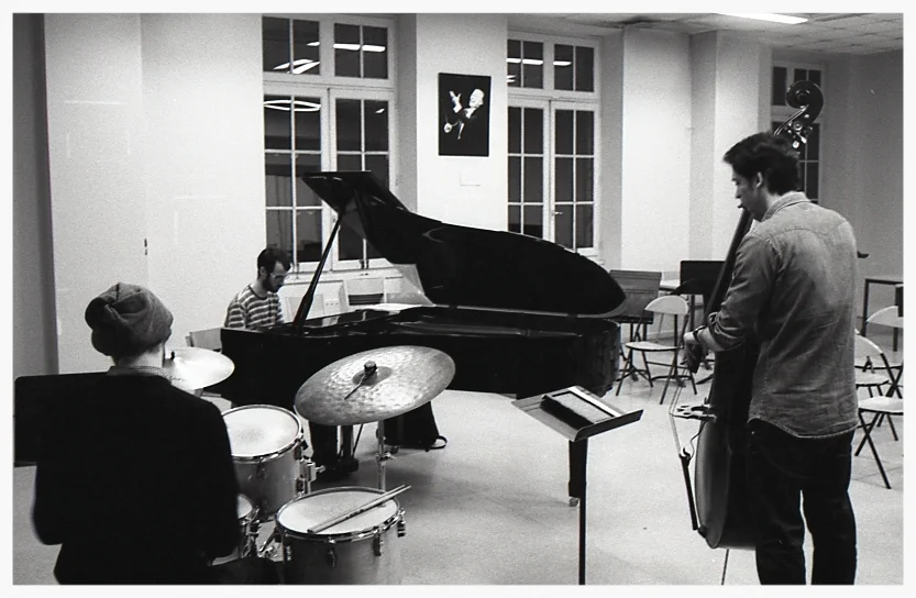 KUB est avant tout une revendication : celle de faire du jazz qui swingue au XXIème siècle. Conscient de la grande tradition du Trio piano / contrebasse / batterie (Oscar, Bill, Herbie, Chick, Jarrett), K.U.B. explore les limites du genre (Tristano, Paul Bley). Il pratique un jazz où se télescopent les influences autour de compositions du pianiste, de standards méconnus ou de perles oubliées. Jean-Christophe Kotsiras - piano Anders Ulrich - bass Simon Bernier - drums http://www.reverbnation.com/kubtrio / http://www.facebook.com/KubTrio