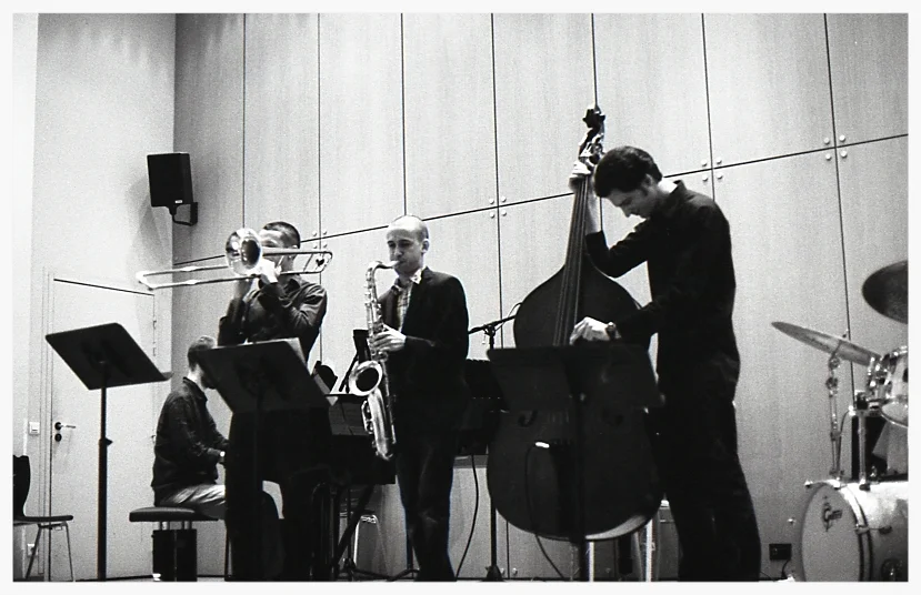 Célébrer la tradition tout en innovant, tel pourrait être le leitmotiv de ce projet. Chaque membre apporte sa créativité et son énergie au service d'un son, une expression personnel au sein d'un collectif. Ilfat Sadykov - tenor saxophone Léo Pellet - trombone Jean-Christophe Kotsiras - piano Anders Ulrich - bass Simon Bernier - drums