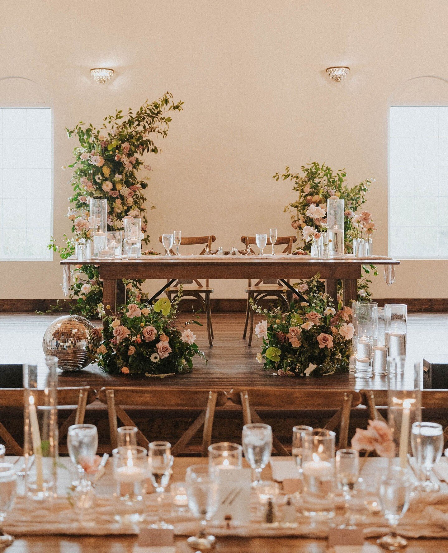 The sweetheart table is a special table that provides an intimate setting just for the newlyweds. We love seeing how couples personalize this space for the reception. ⁠
.⁠
.⁠
.⁠
.⁠
.⁠
Photographer: @sufiahuqportraits / @stillsbysufia⁠
Venue: @sterlin