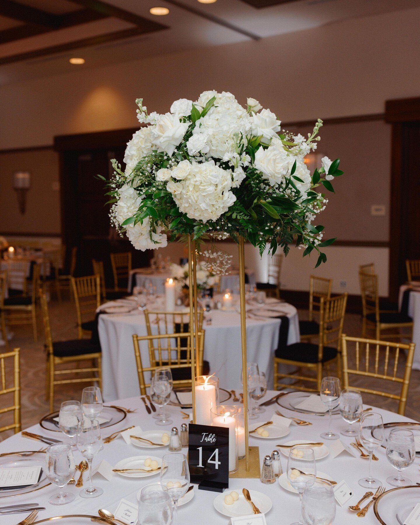 Every detail matters. When planning your wedding, don't forget to add a special touch with flowers during the reception. ⁠
.⁠
.⁠
.⁠
.⁠
.⁠
.⁠
Photographer: @allieandjoey⁠
Planner: @planit_events⁠
Venue: @thealfondinn | alfondinnweddings⁠
Rentals: @oce