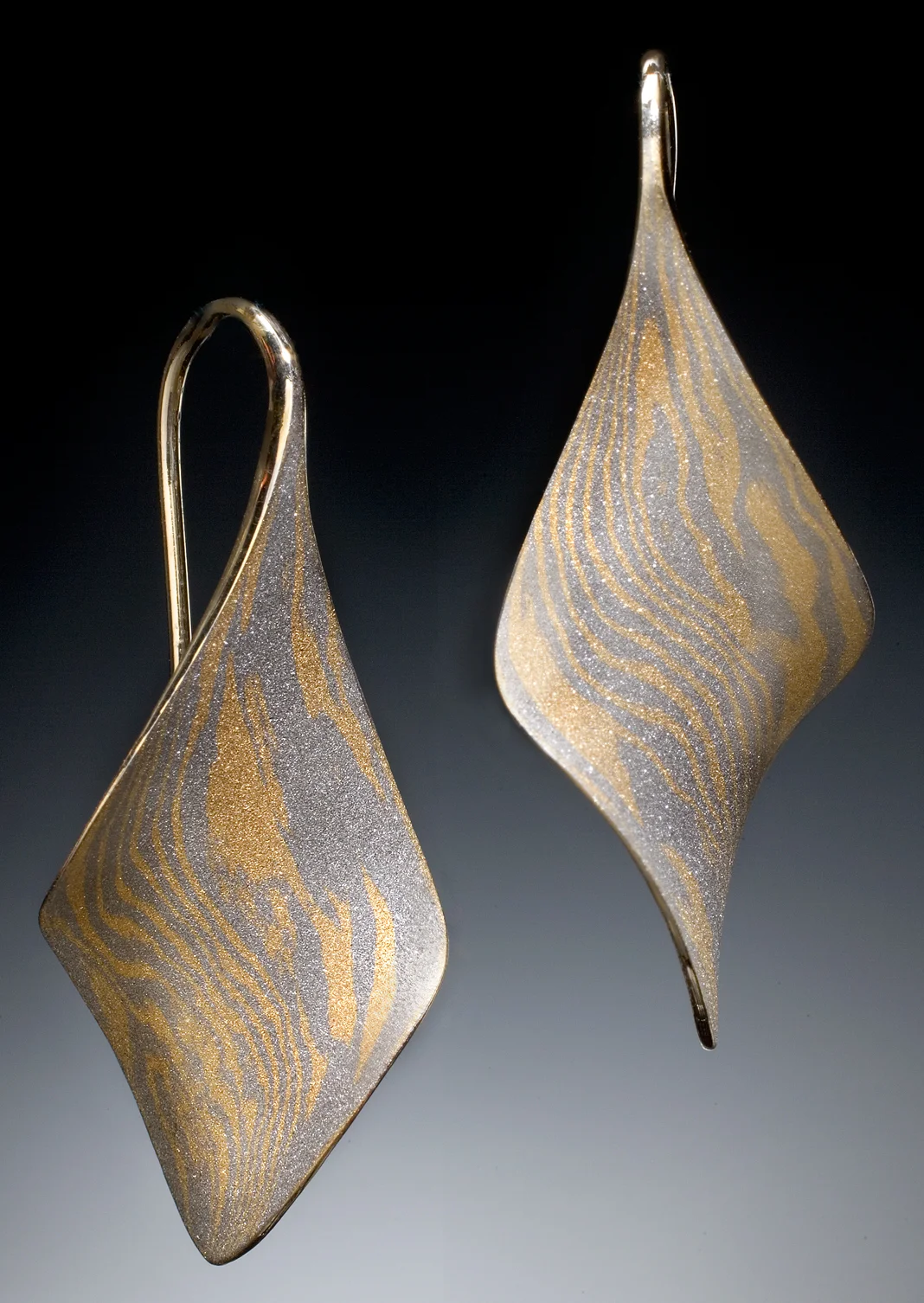 18k/Palladium Mokume Anticlastic Twist earrings