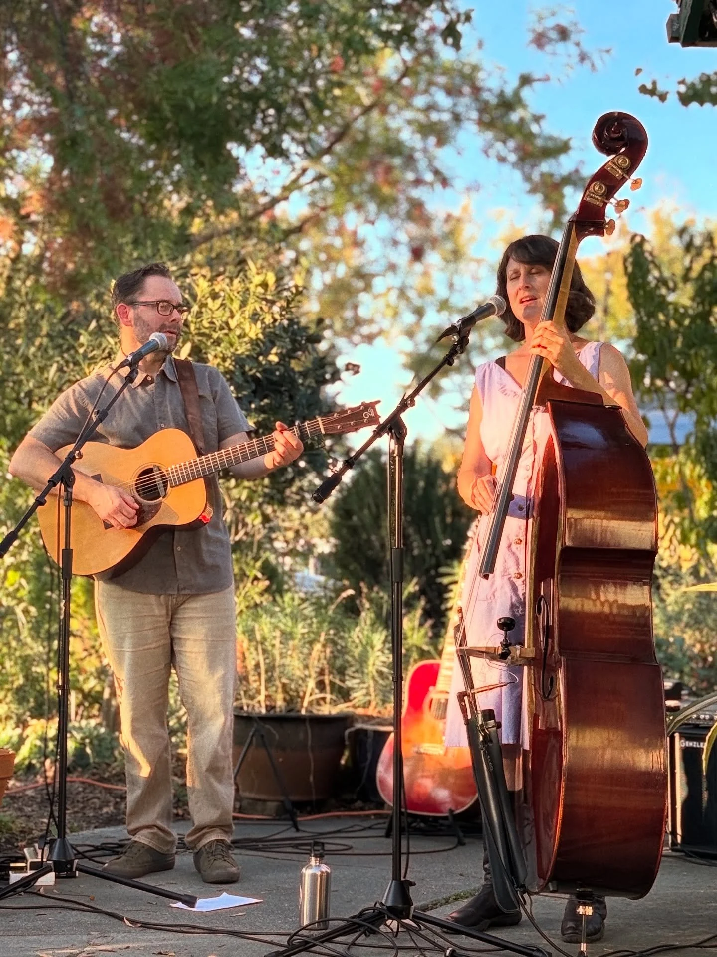 🌟✨Thank you dear friends for gathering with us yesterday for our neighborhood driveway concert to benefit our local @yolofoodbank - this small but mighty group raised over $1000 to help our local food bank feed our community! We both feel really pro