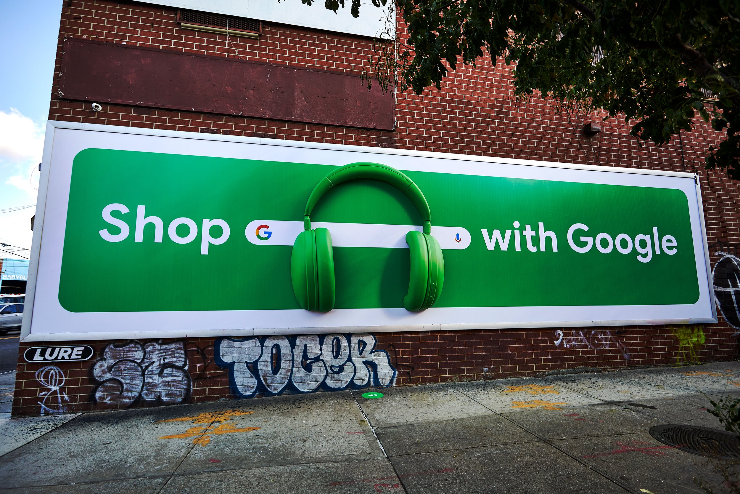 1Google_Shop_OOH_NYC_headphone.jpg