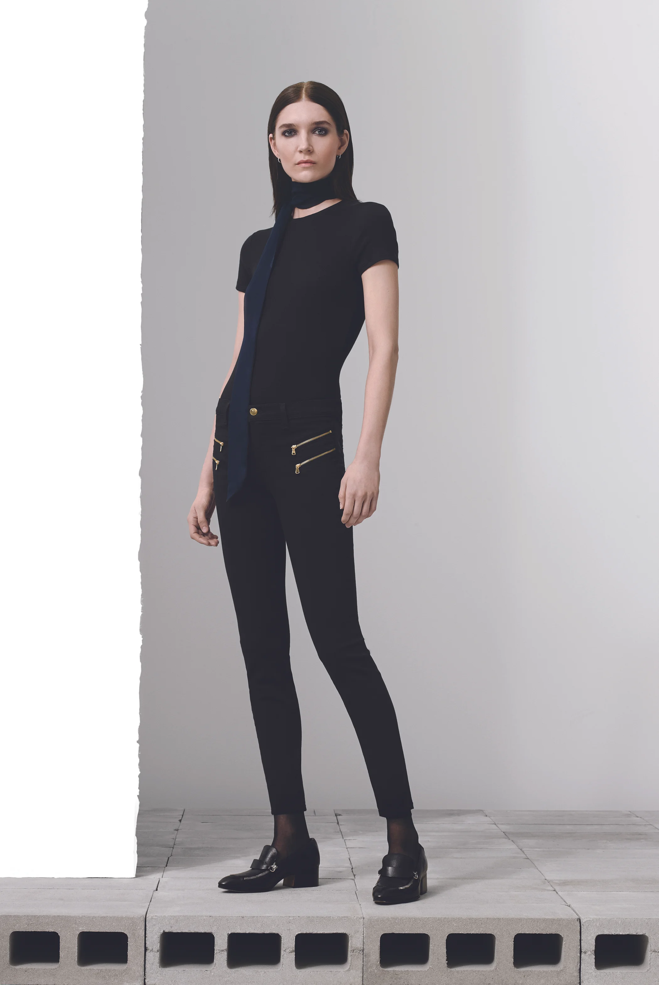 jb000301_carina_seriously black_003.jpg