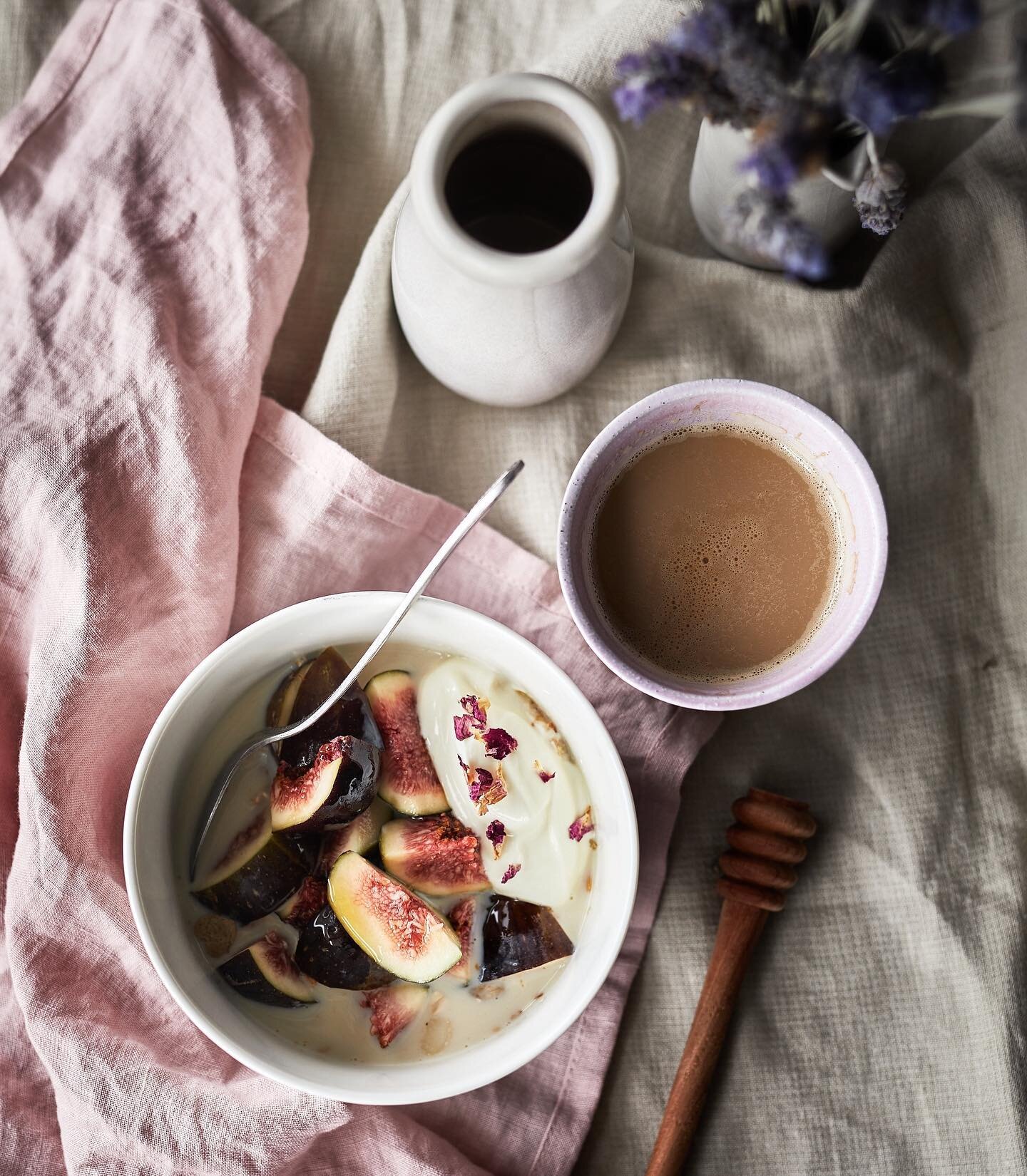 Quick pic. Nothing fancy, just my favourite seasonal breakfast... fresh figs atop a bed a raw oats, some soy milk, a dollop of Greek yoghurt and a drizzle of local honey. No baking required 😊

#mymoodymonday is almost upon us again, I am a guest jud