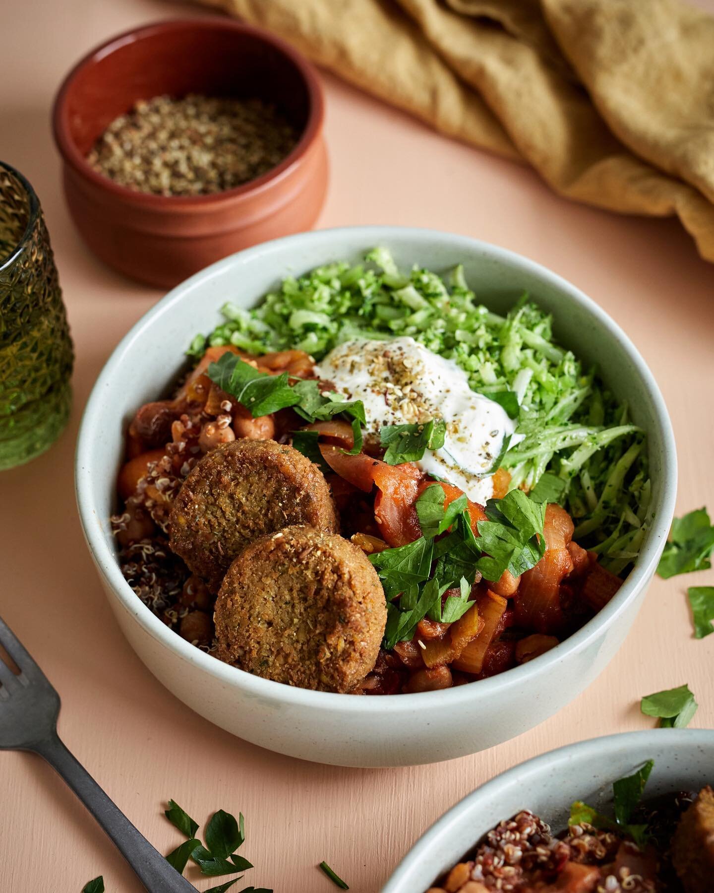 Sunny Autumn days and a vegie bowl with falafel... 

Keeping it simple fir #texthursdays with the@ lovely @vaimomatskuu 

#foodfluffer #hautescuisines #foodartblog #food52 #melbournephotographer #foodphotographer #foodblogfeed #vegan #foodartproject 