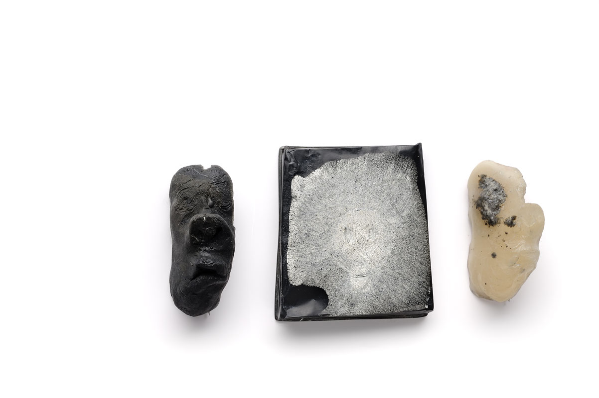 ​Brooches  Resin, pigments, sterling silver.​  &nbsp;face on the left and right &nbsp;5 x 2 cm ​ 