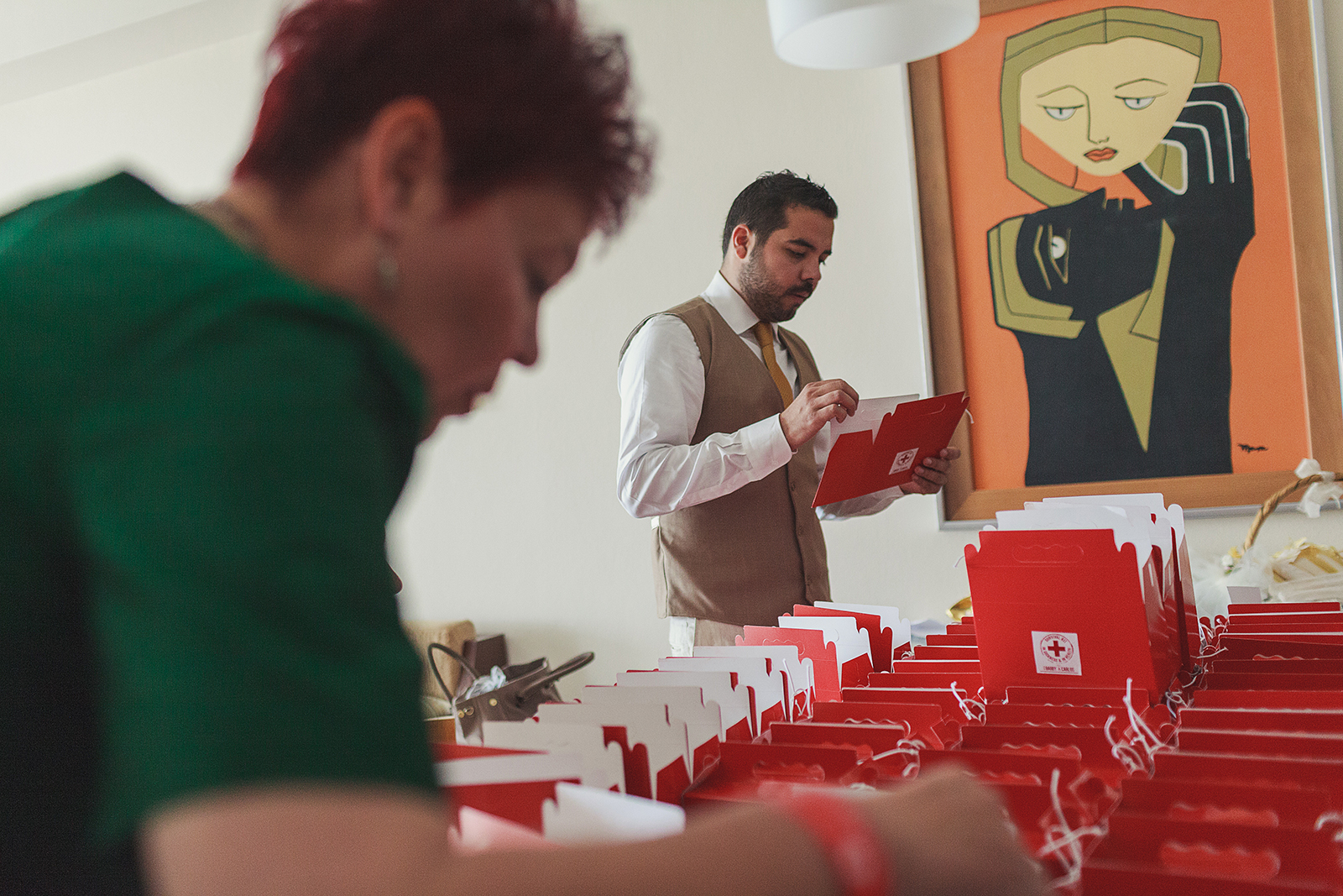 Novio y mamá terminando los kits de recuperacion previo a boda, a unas horas antes de la ceremonia de su boda