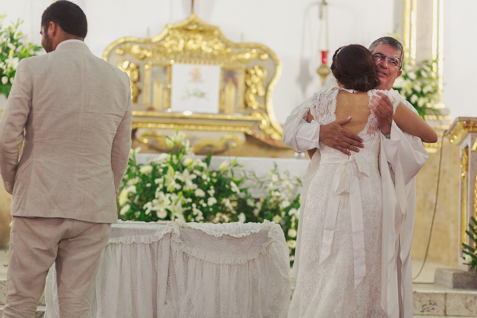 Sacerdote abraza a la novia tras terminar ceremonia de boda