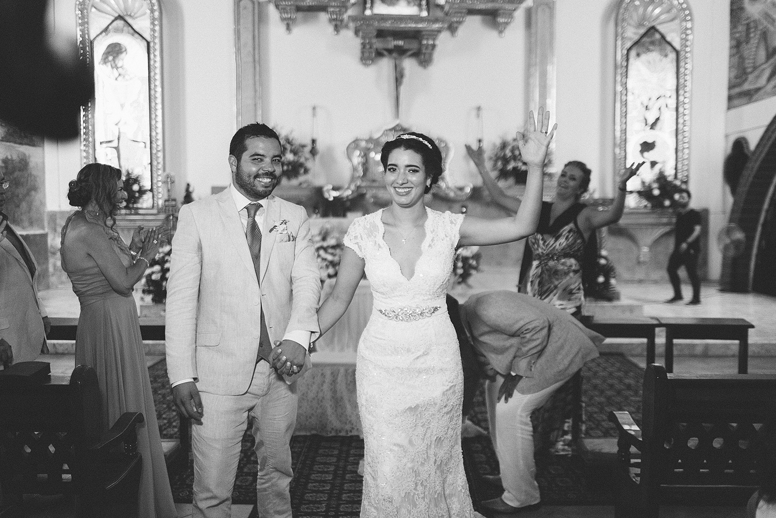 Salida de los novios al finalizar su ceremonia religiosa de boda en Puerto Vallarta