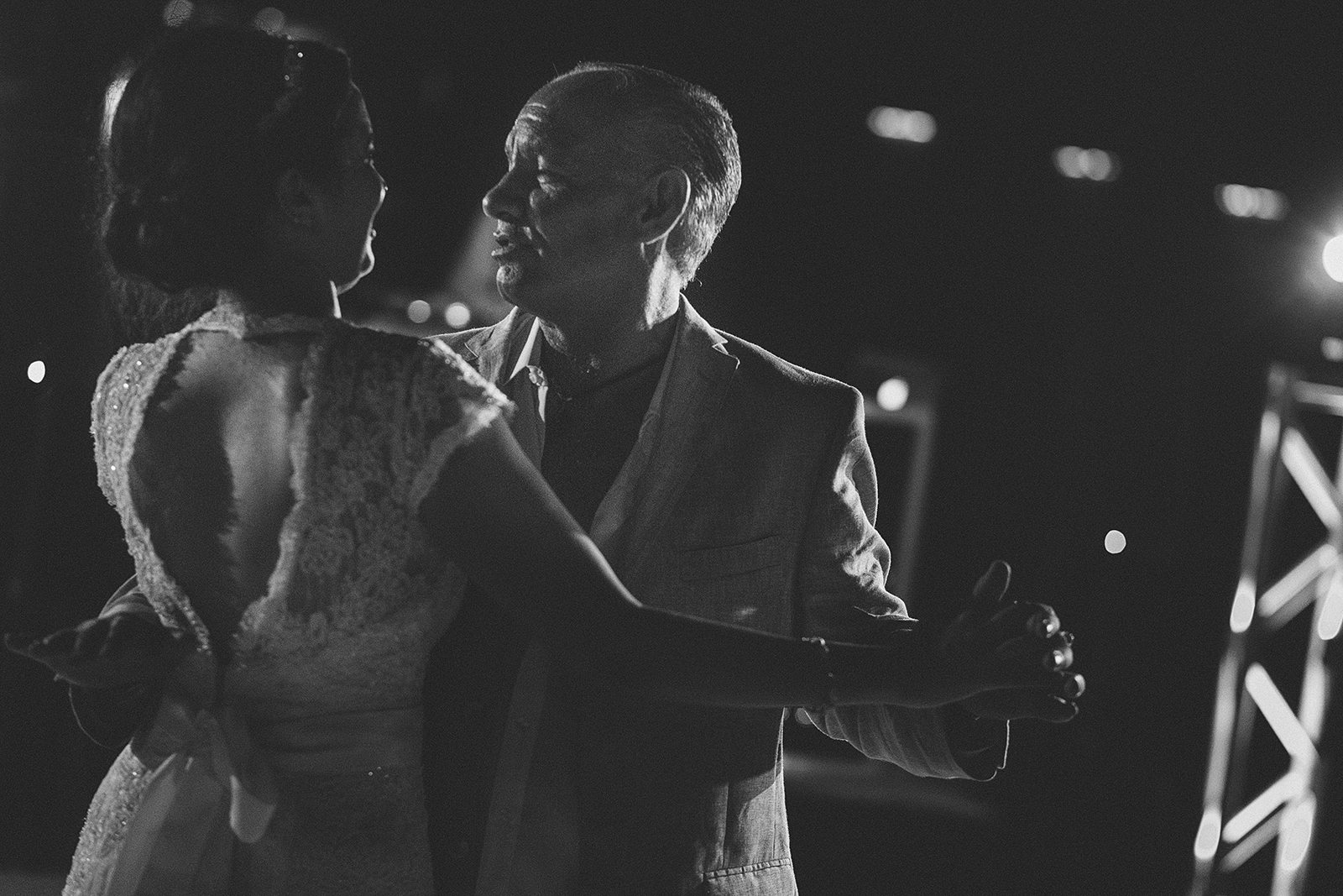 Papá y novia bailando en la recepción de la boda