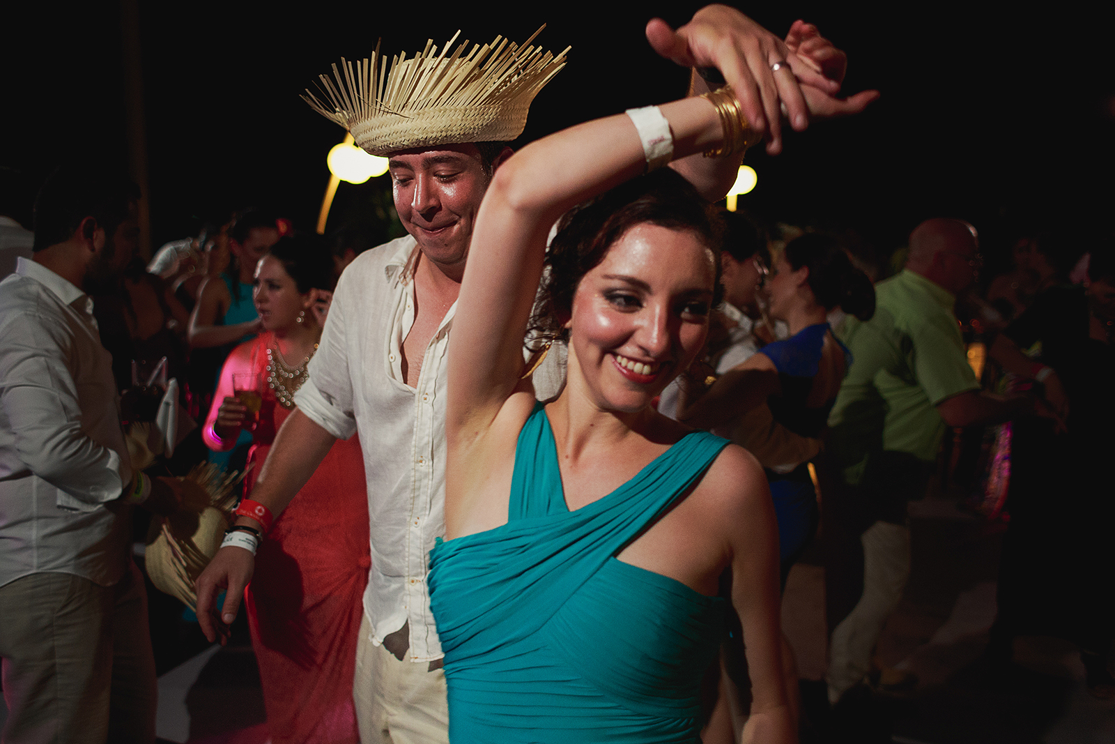 Invitados bailando con una vueltecita, hombre viste un sombrero típico de la cultura mexicana