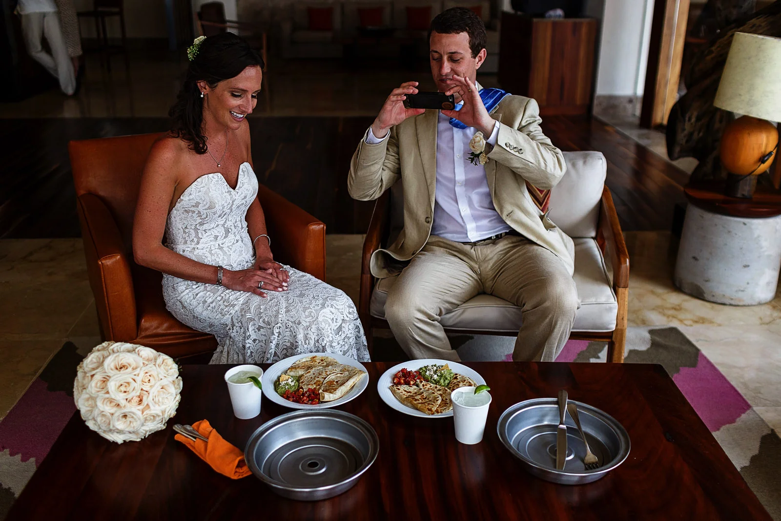 Bride and groom enjoy quesadillas with guacamole after the couple's portraits - Eder Acevedo cancun los cabos vallarta wedding photographer