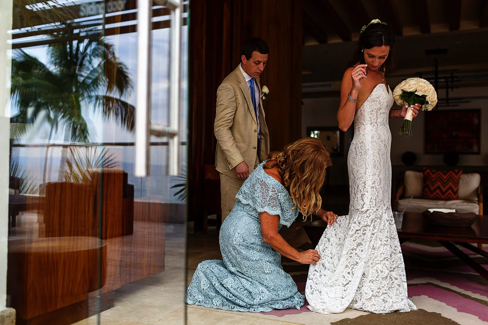 Mother of the bride helps to do the bustle of the wedding dress - Eder Acevedo cancun los cabos vallarta wedding photographer