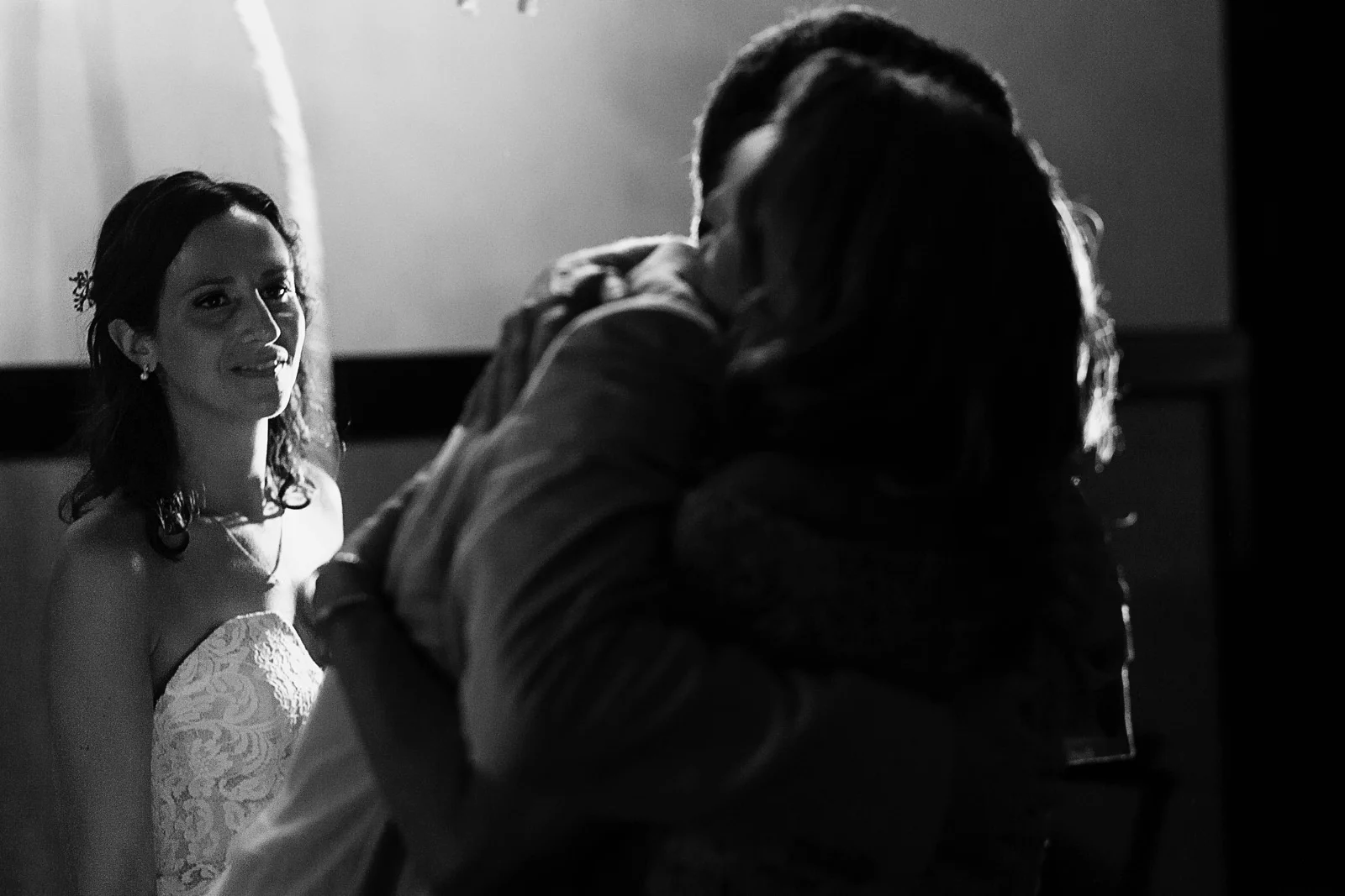 Bride watch groom and mother-in-law hugging during wedding reception - Eder Acevedo cancun los cabos vallarta wedding photographer