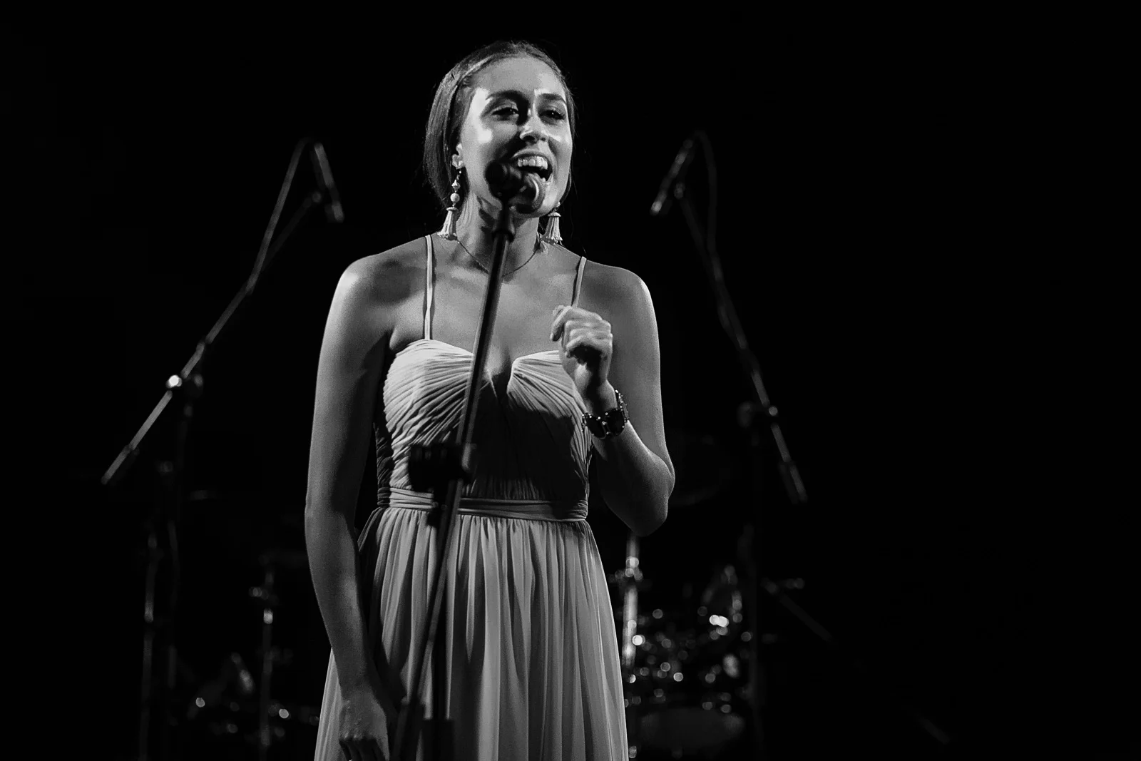 A bridesmaid sings "At last" on stage as surprise for the couple during wedding reception - Eder Acevedo cancun los cabos vallarta wedding photographer
