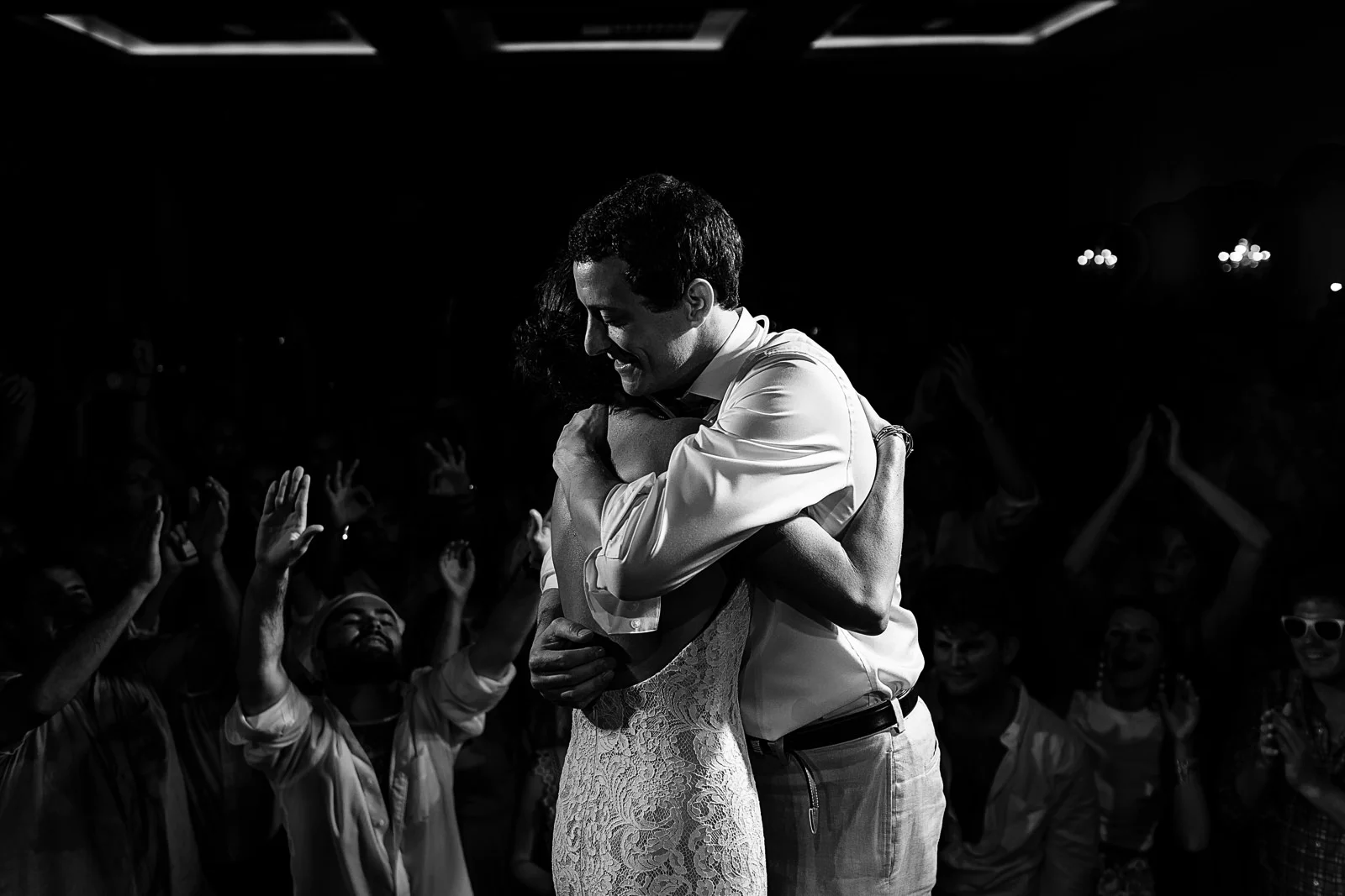 Couple hugs on stage at the end of last song at wedding reception - Eder Acevedo cancun los cabos vallarta wedding photographer