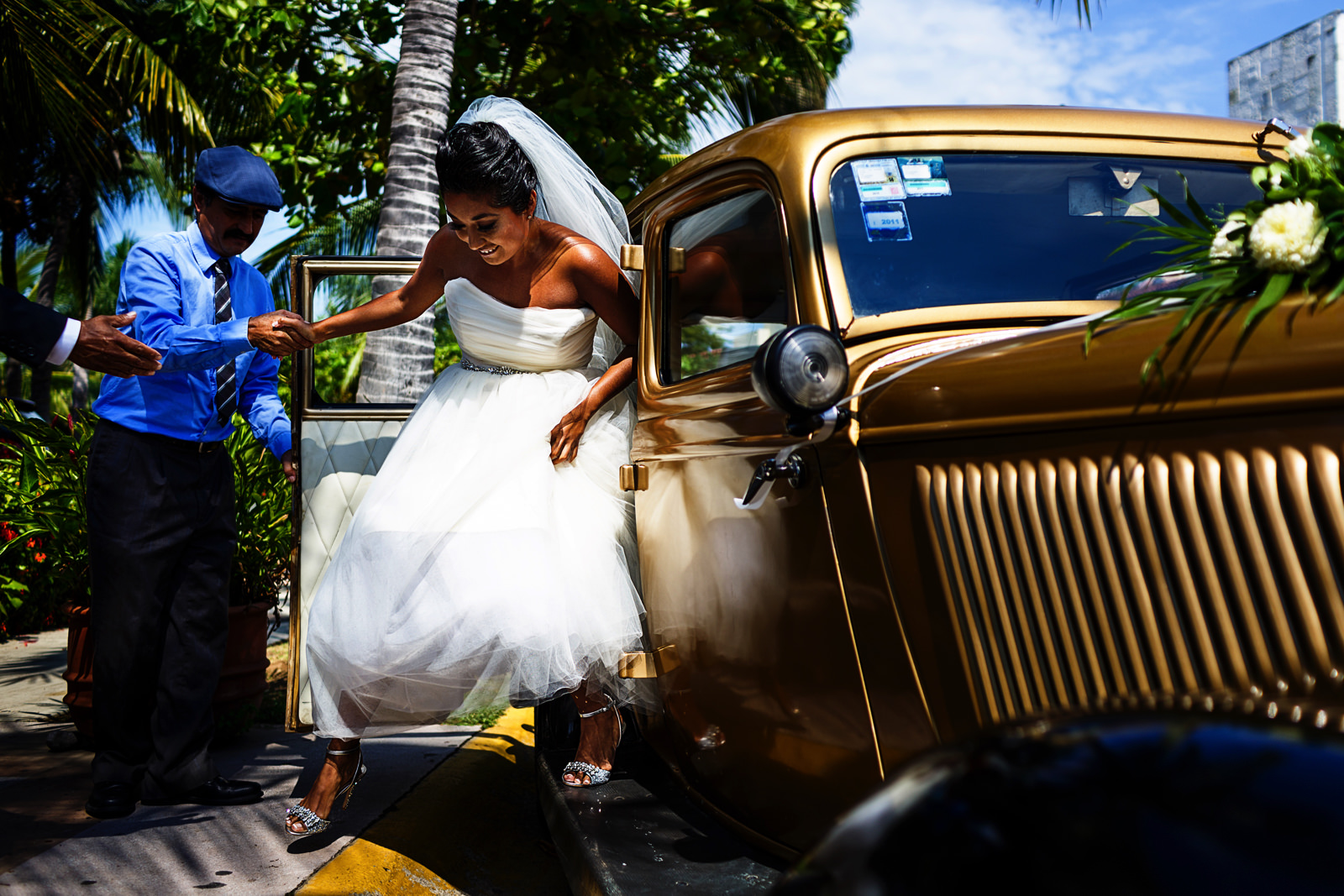 Novia descendiendo del Ford 1934 para comenzar la ceremonia de su boda, el chofer la ayuda a bajar del vehículo